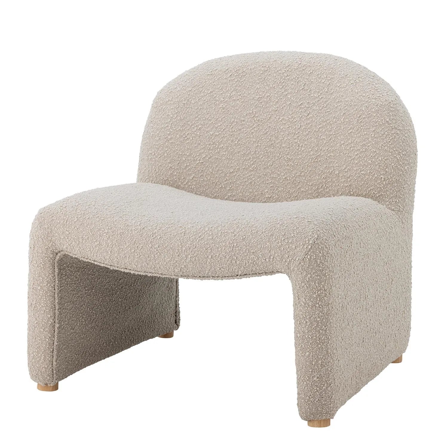 Der Neel Loungesessel von Bloomingville vereint Komfort und Stil mit seinem cremeweißen Polyester-Bouclé-Bezug.