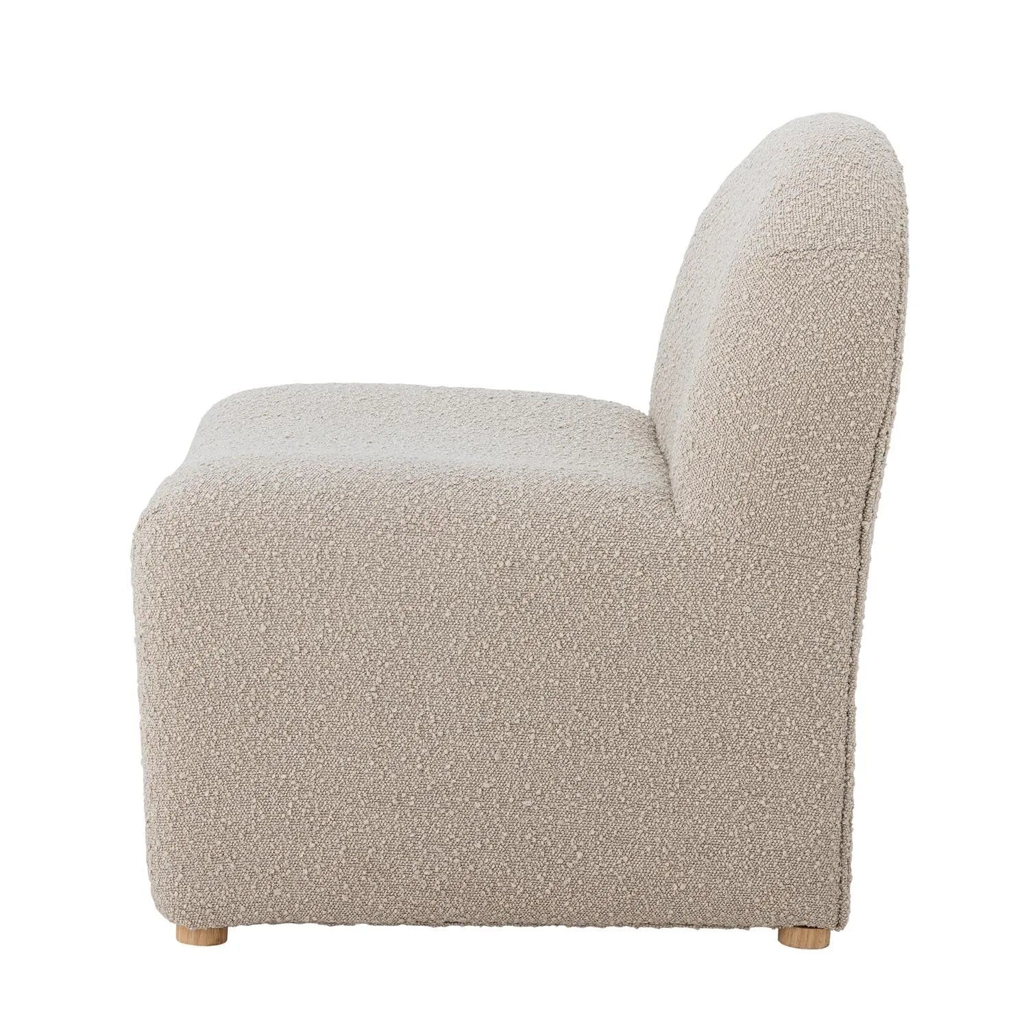 Der Neel Loungesessel von Bloomingville vereint Komfort und Stil mit seinem cremeweißen Polyester-Bouclé-Bezug.