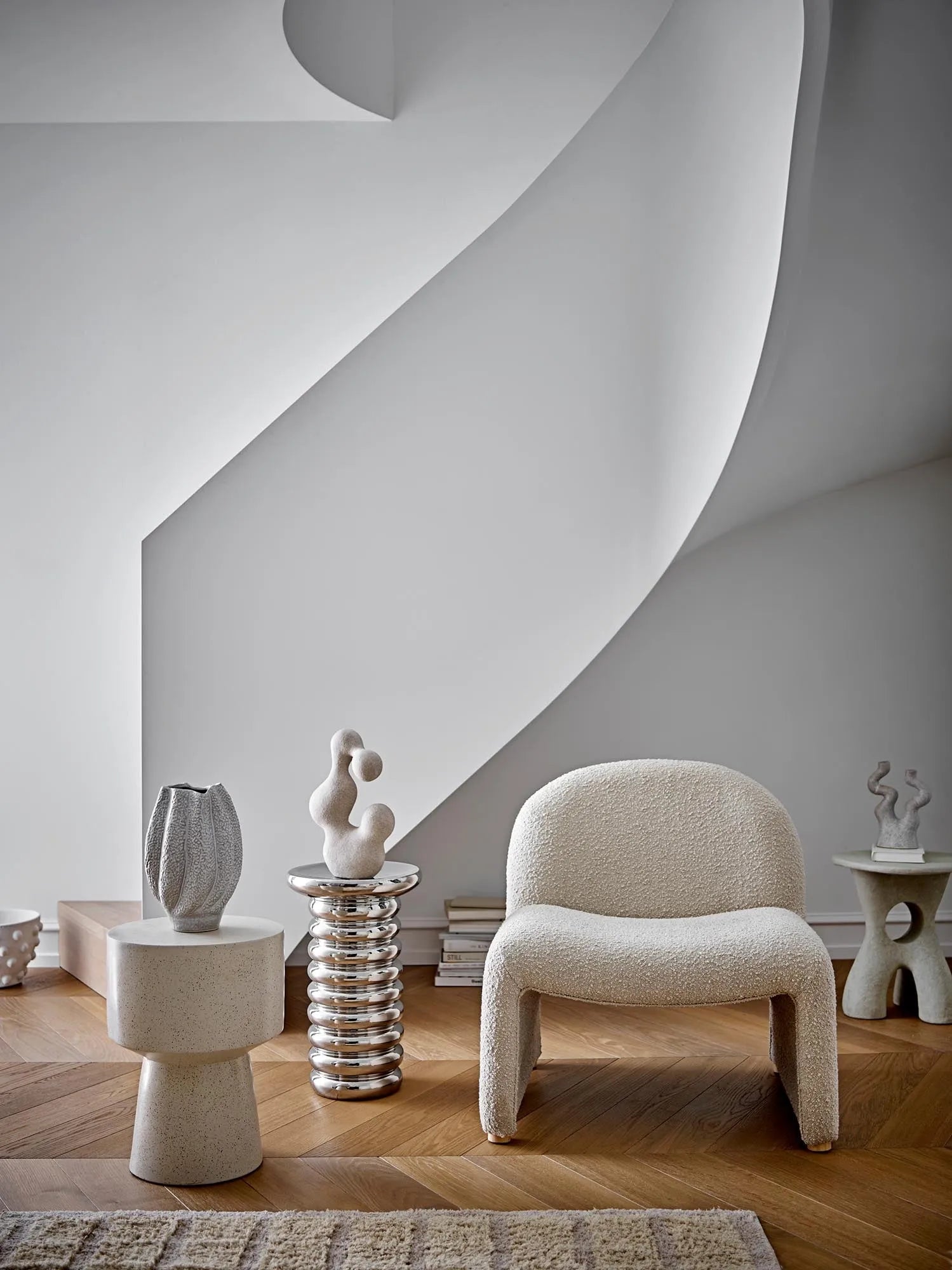 Der Neel Loungesessel von Bloomingville vereint Komfort und Stil mit seinem cremeweißen Polyester-Bouclé-Bezug.
