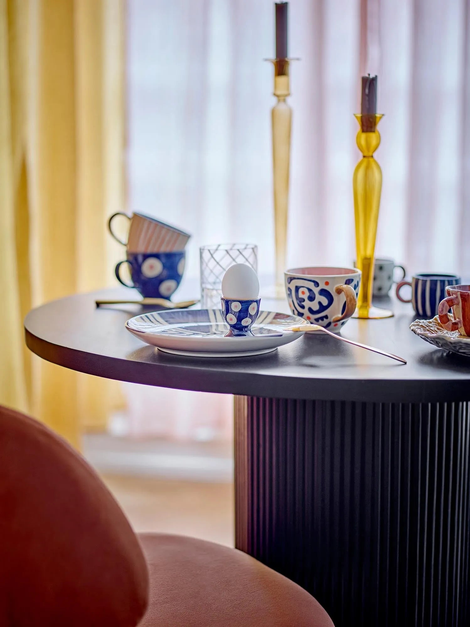 Der Ponte Esszimmerstuhl in Orange vereint elegantes Design mit nachhaltigem Komfort dank recyceltem Polyester.