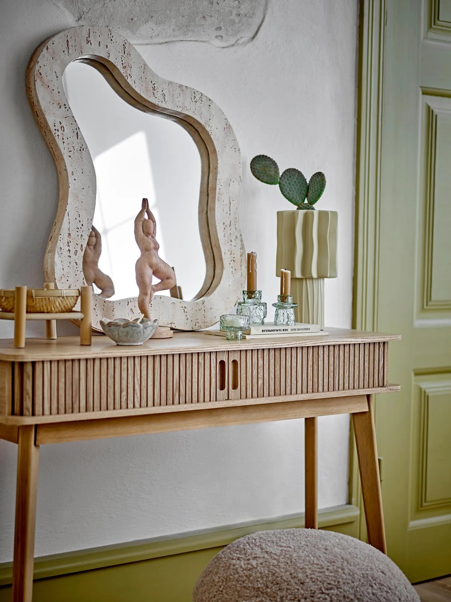Eleganter Konsolentisch aus MDF mit nordischem Design, Schiebetüren und natürlicher Holzoptik für vielseitige Nutzung.