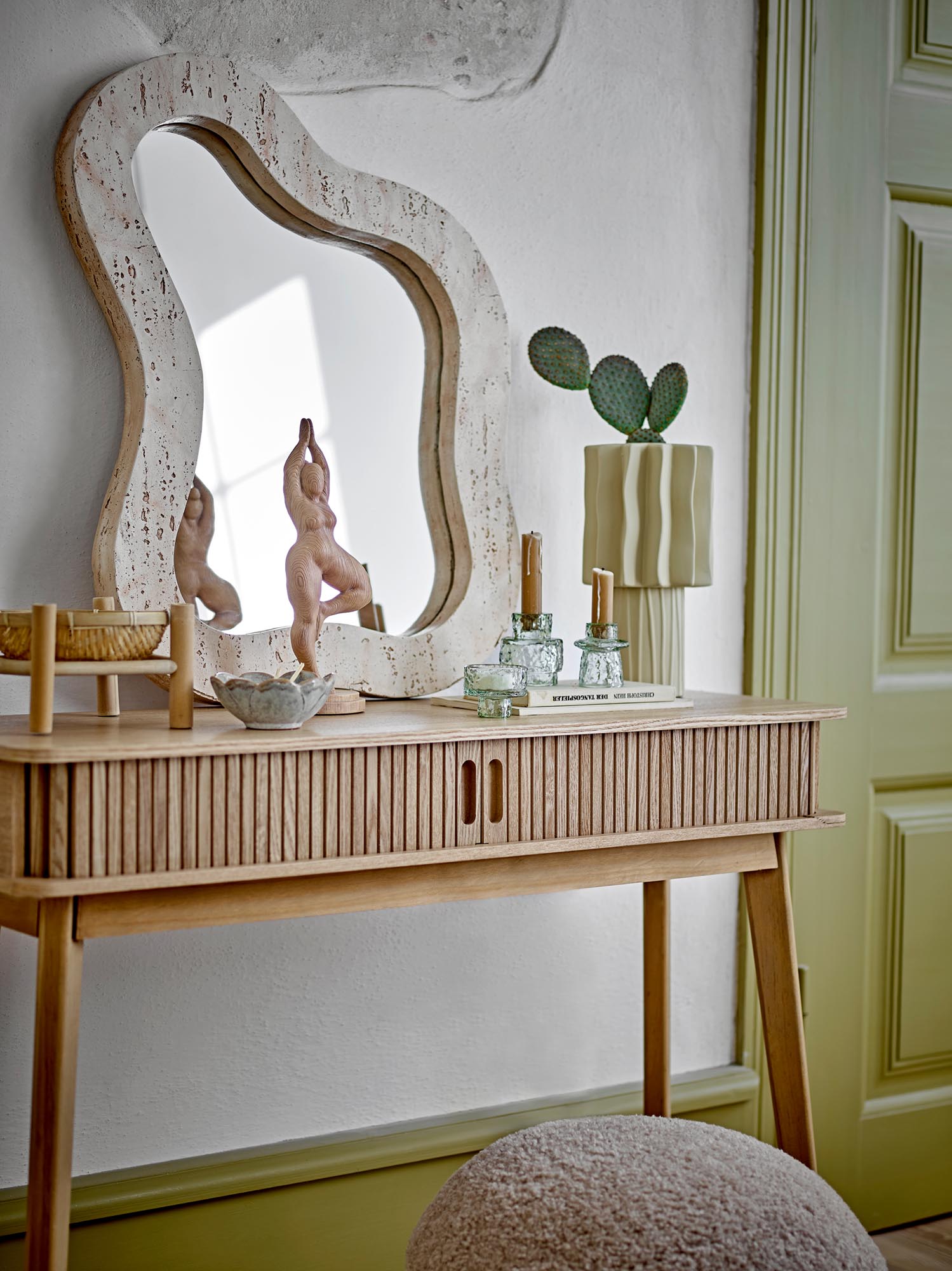 Eleganter Konsolentisch aus MDF mit nordischem Design, Schiebetüren und natürlicher Holzoptik für vielseitige Nutzung.