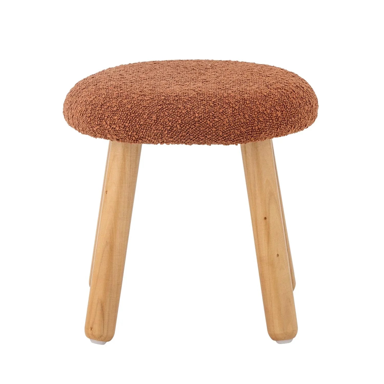 Der Aksel Hocker in Braun von Bloomingville Mini ist ein vielseitiges, robustes Möbelstück aus pflegeleichtem Polyester.