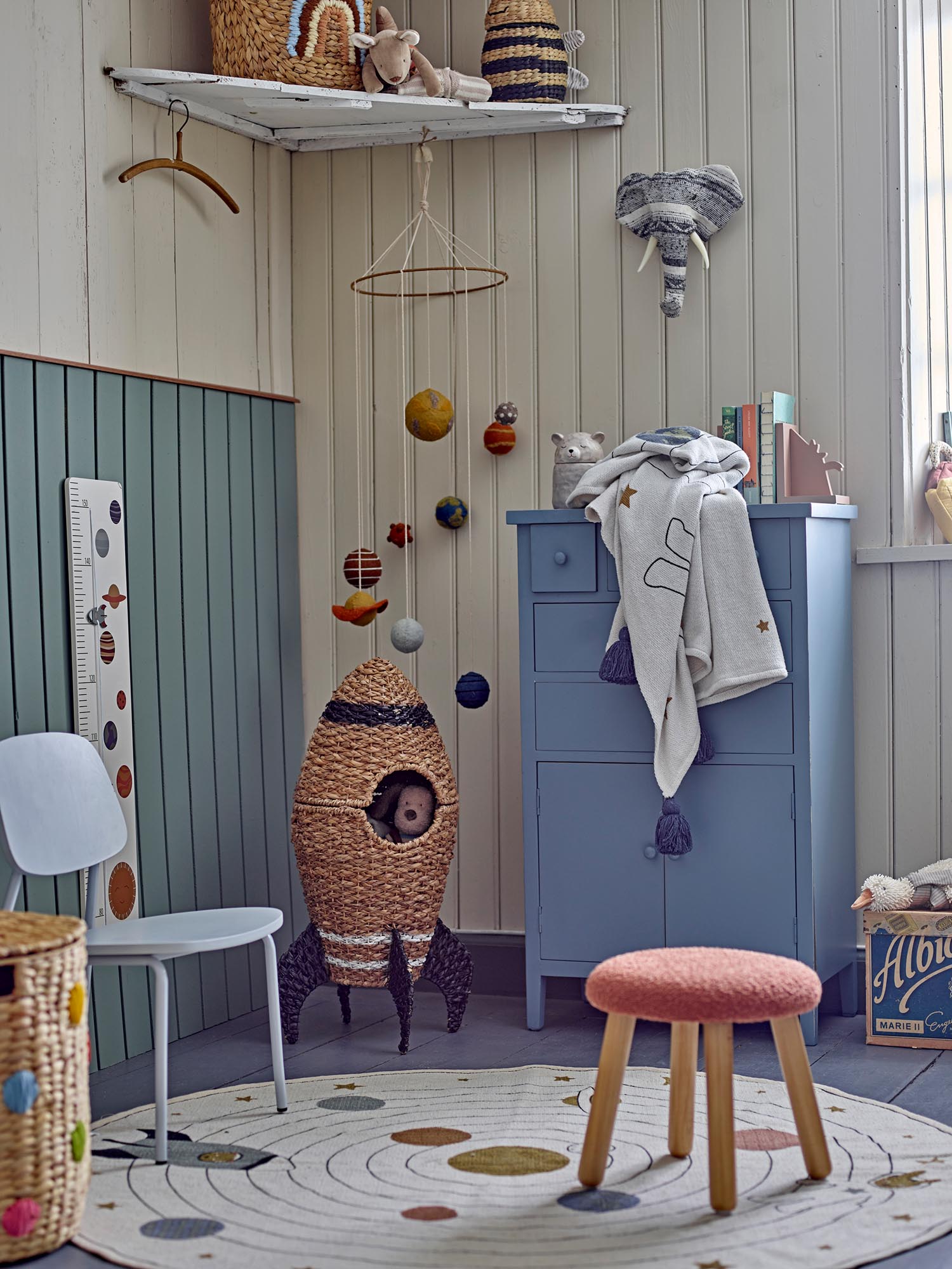 Der Aksel Hocker von Bloomingville Mini in Braun aus Polyester ist ein stilvolles und funktionales Möbelstück für jedes Kinderzimmer.