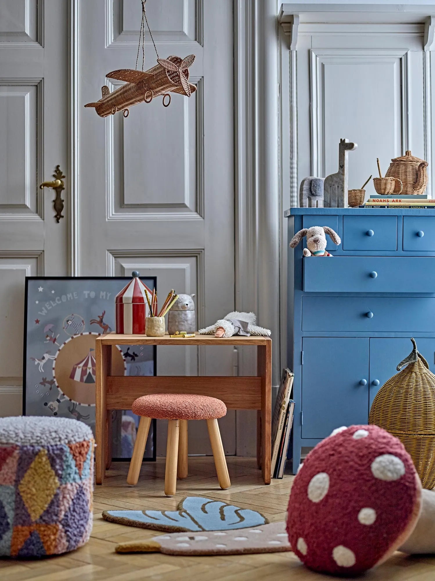 Der Aksel Hocker in Braun von Bloomingville Mini ist ein vielseitiges, robustes Möbelstück aus pflegeleichtem Polyester.