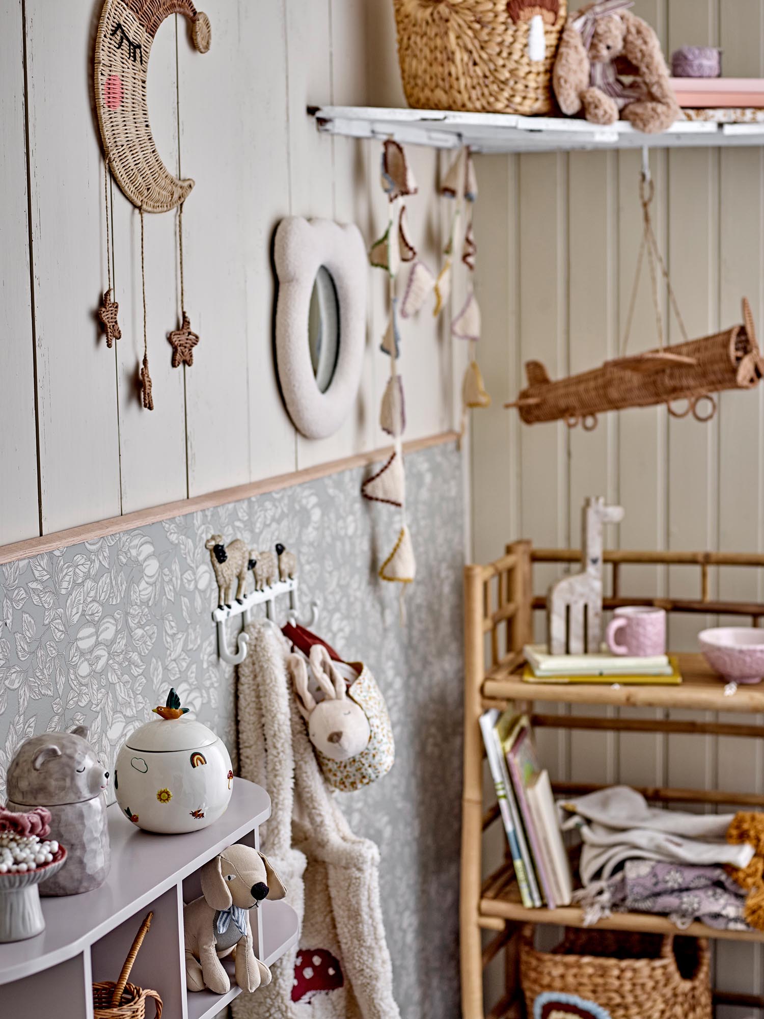Der Baily Wandspiegel von Bloomingville Mini in Weiß ist aus Polyester gefertigt und ein stilvolles Accessoire für jedes Kinderzimmer.