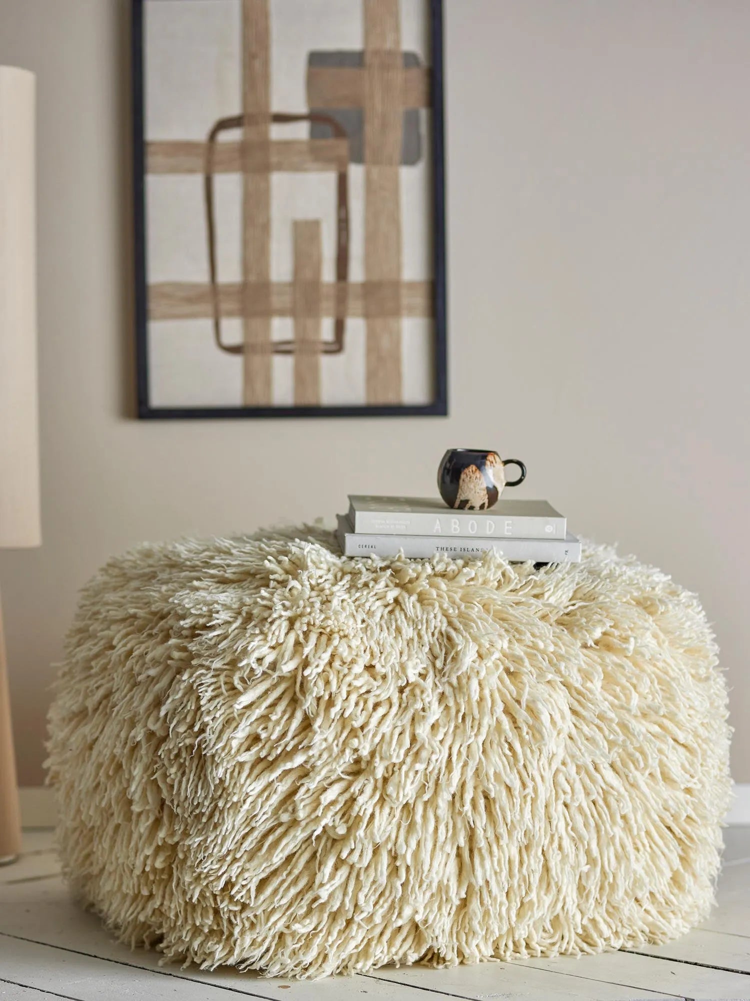 Der Lomba Pouf von Bloomingville: Ein vielseitiger, natürlicher Wollpouf, der Wärme, Komfort und Stil in jeden Raum bringt.