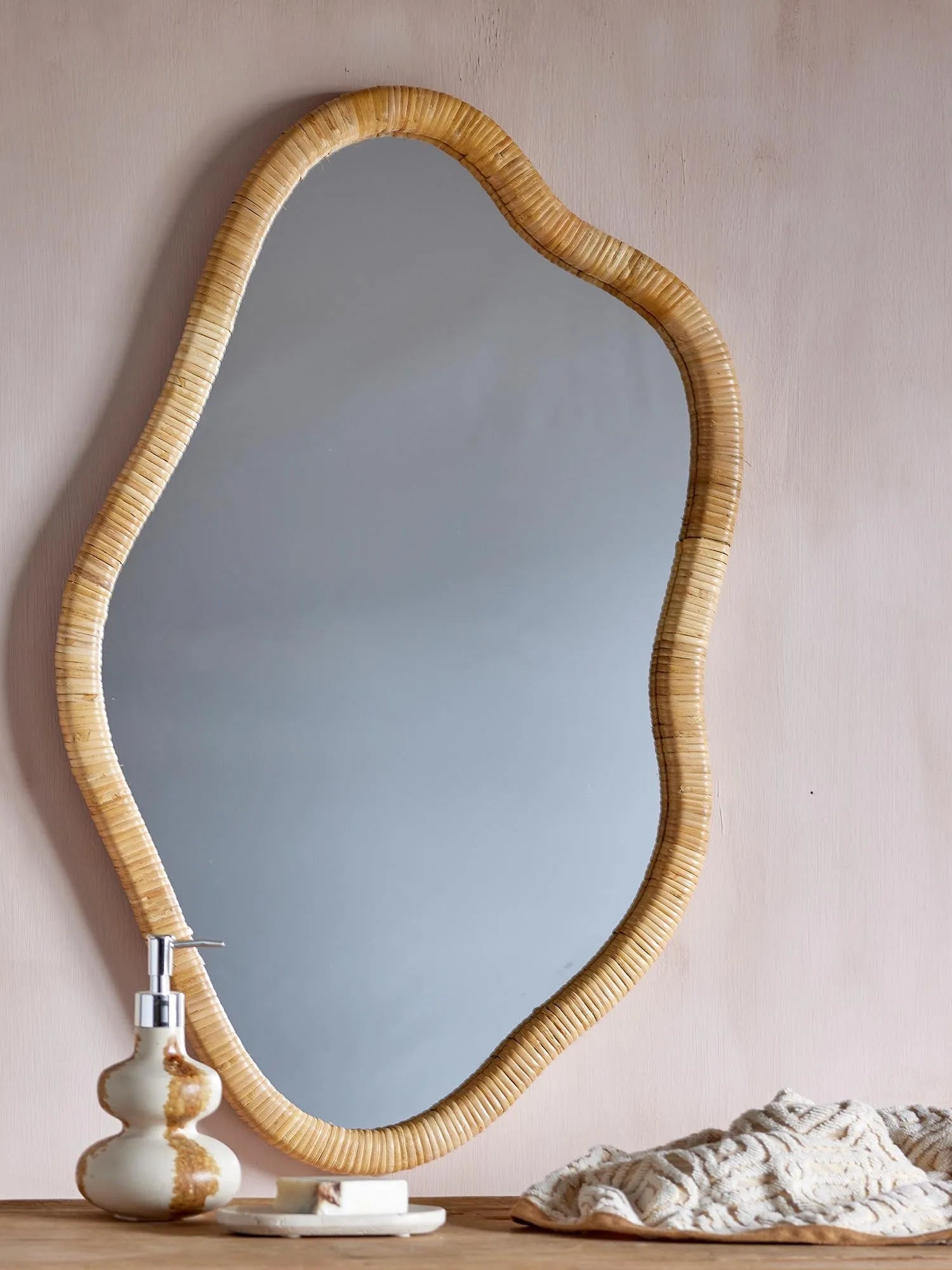 Der Ashlie Wand-Spiegel von Bloomingville besticht durch seinen natürlichen Rattanrahmen und fügt sich harmonisch in jeden Raum ein.