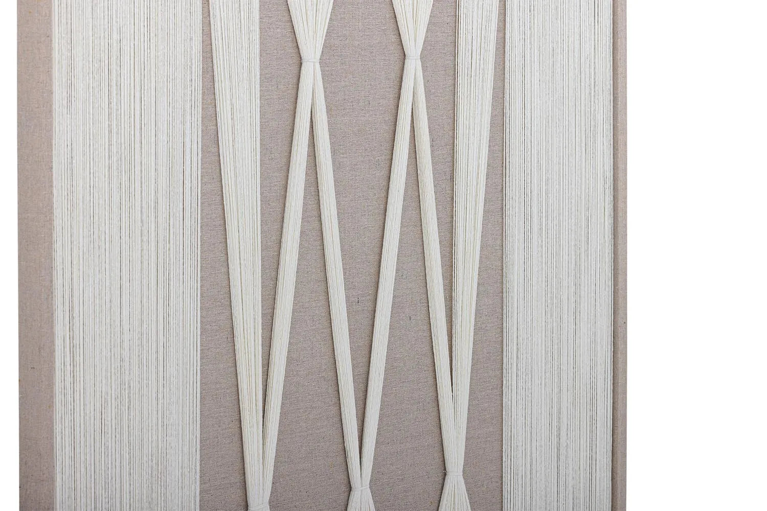 Die Didder Wanddekoration von Bloomingville vereint natürliche Baumwolle mit modernem Design, ideal für stilvolle, nachhaltige Wohnräume.