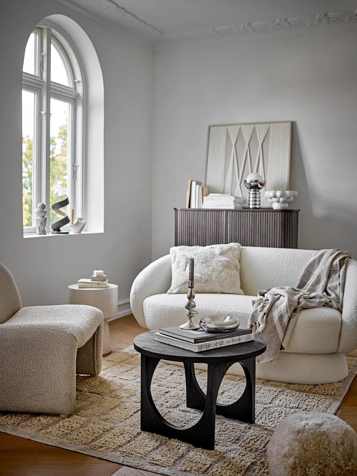 Die Didder Wanddekoration von Bloomingville vereint natürliche Baumwolle mit modernem Design, ideal für stilvolle, nachhaltige Wohnräume.