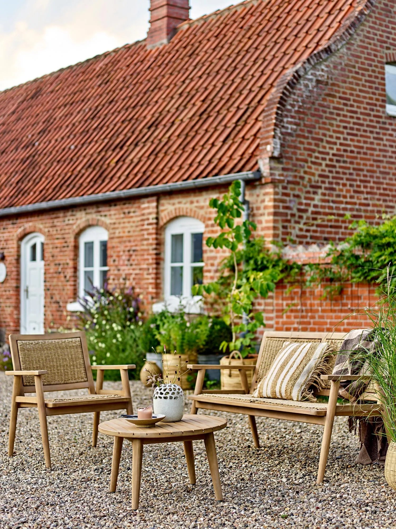 Der Sorrento Couchtisch aus FSC-zertifiziertem Akazienholz vereint Eleganz und Funktionalität für drinnen und draußen.