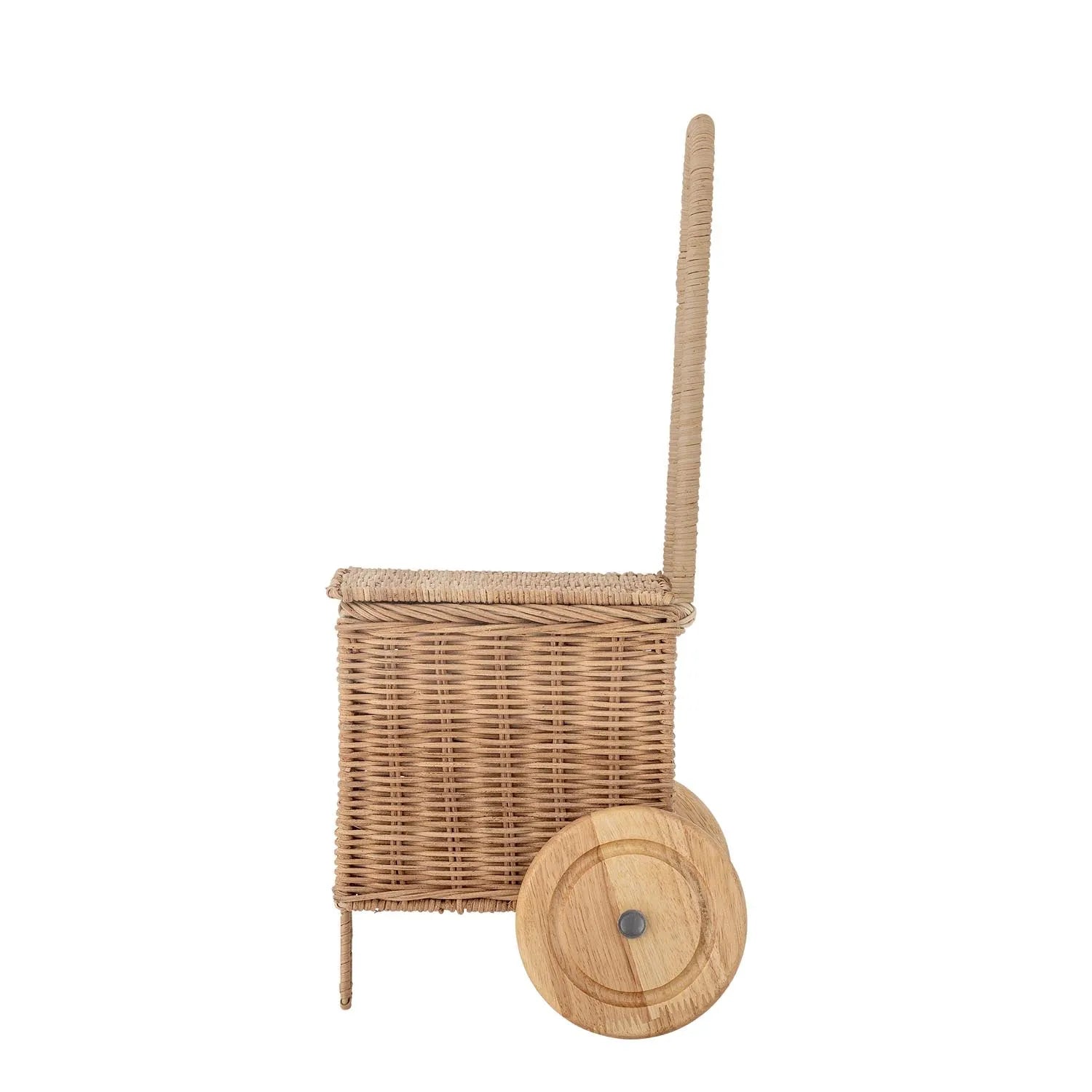 Der Penne Trolley aus Rattan ist ein stilvolles, langlebiges Accessoire für Kinder, ideal für Abenteuer und Aufbewahrung.