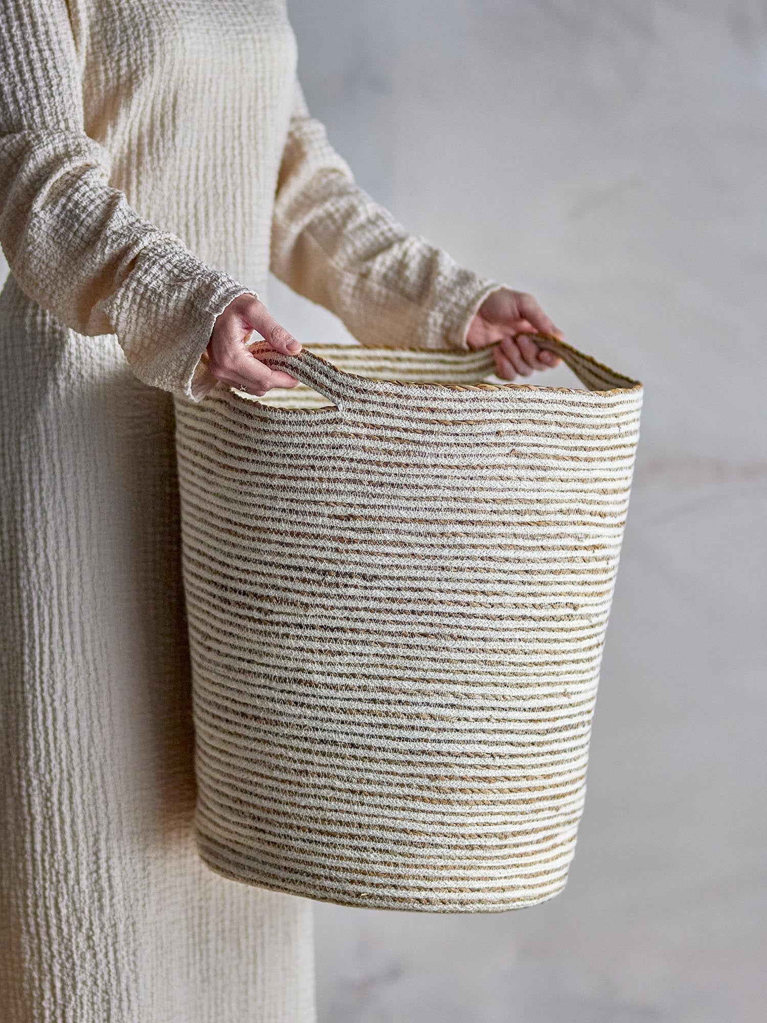 Der Selena Korb aus weißer Jute von Bloomingville vereint stilvolle Ästhetik mit praktischer Funktionalität für Ihr Zuhause.