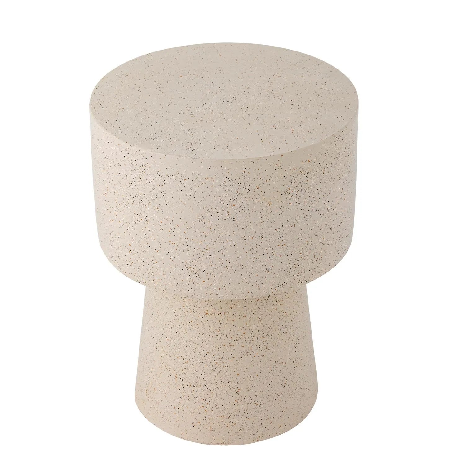Der Basso Beistelltisch von Bloomingville besticht durch seine elegante Harzoberfläche in Beige, die jedem Raum modernen Charme verleiht.