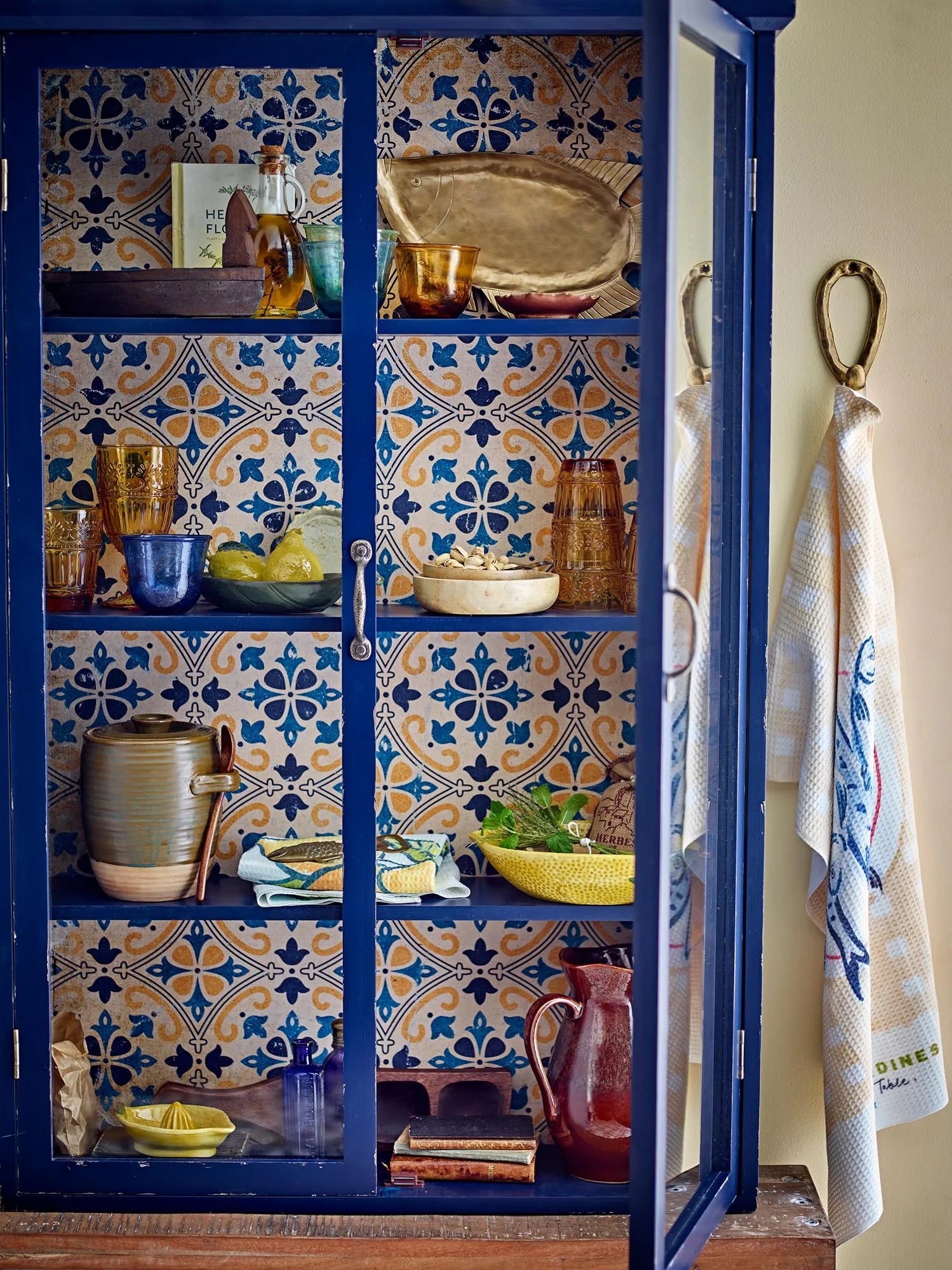 Elegantes blaues Tannenholz-Kabinett mit Vintage-Charme und mediterranem Flair, ideal für stilvolle Aufbewahrung.