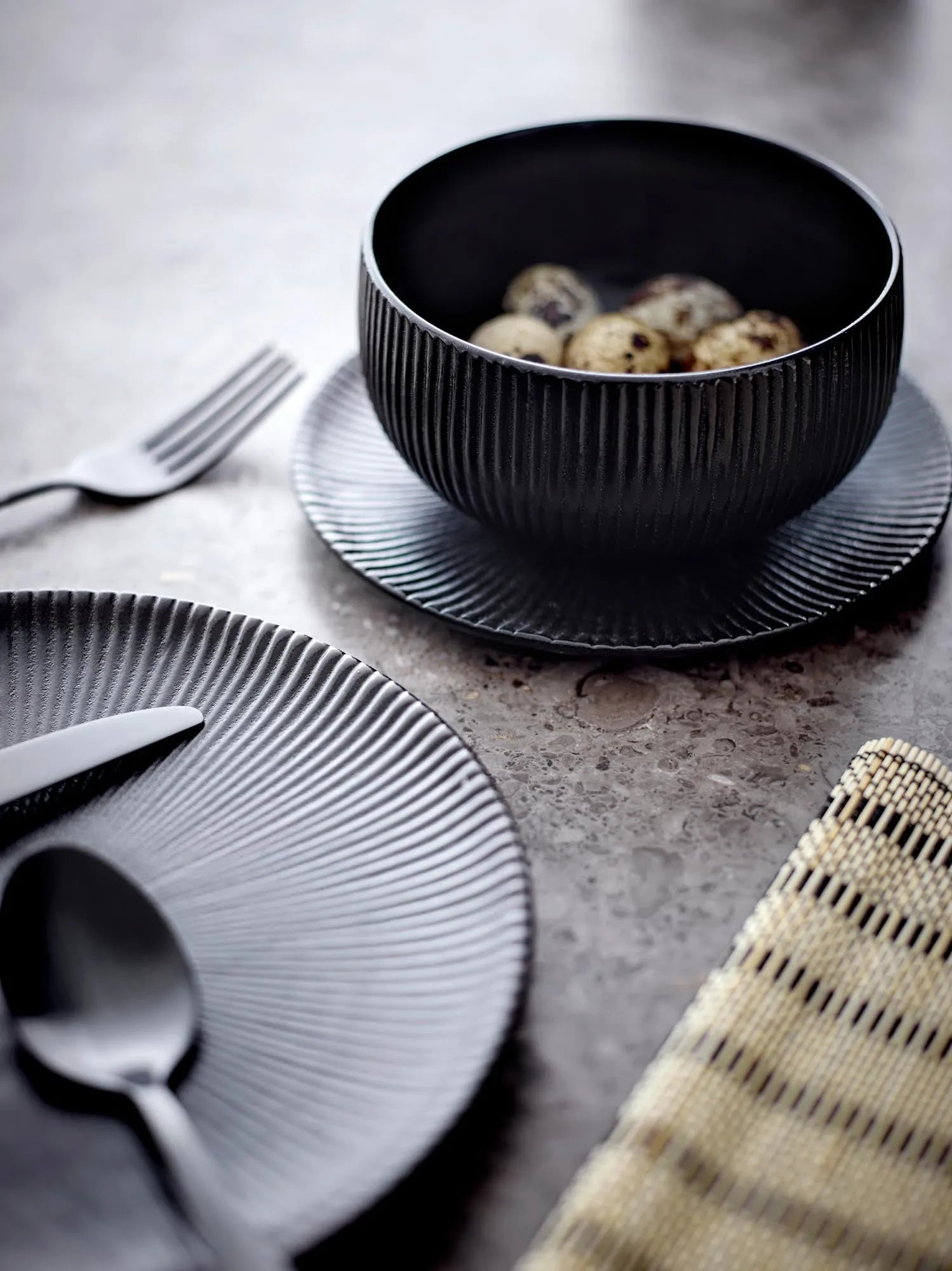 Elegante schwarze Bambus-Platzdeckchen von Bloomingville, stilvoll und umweltfreundlich, ideal für jeden Tisch.