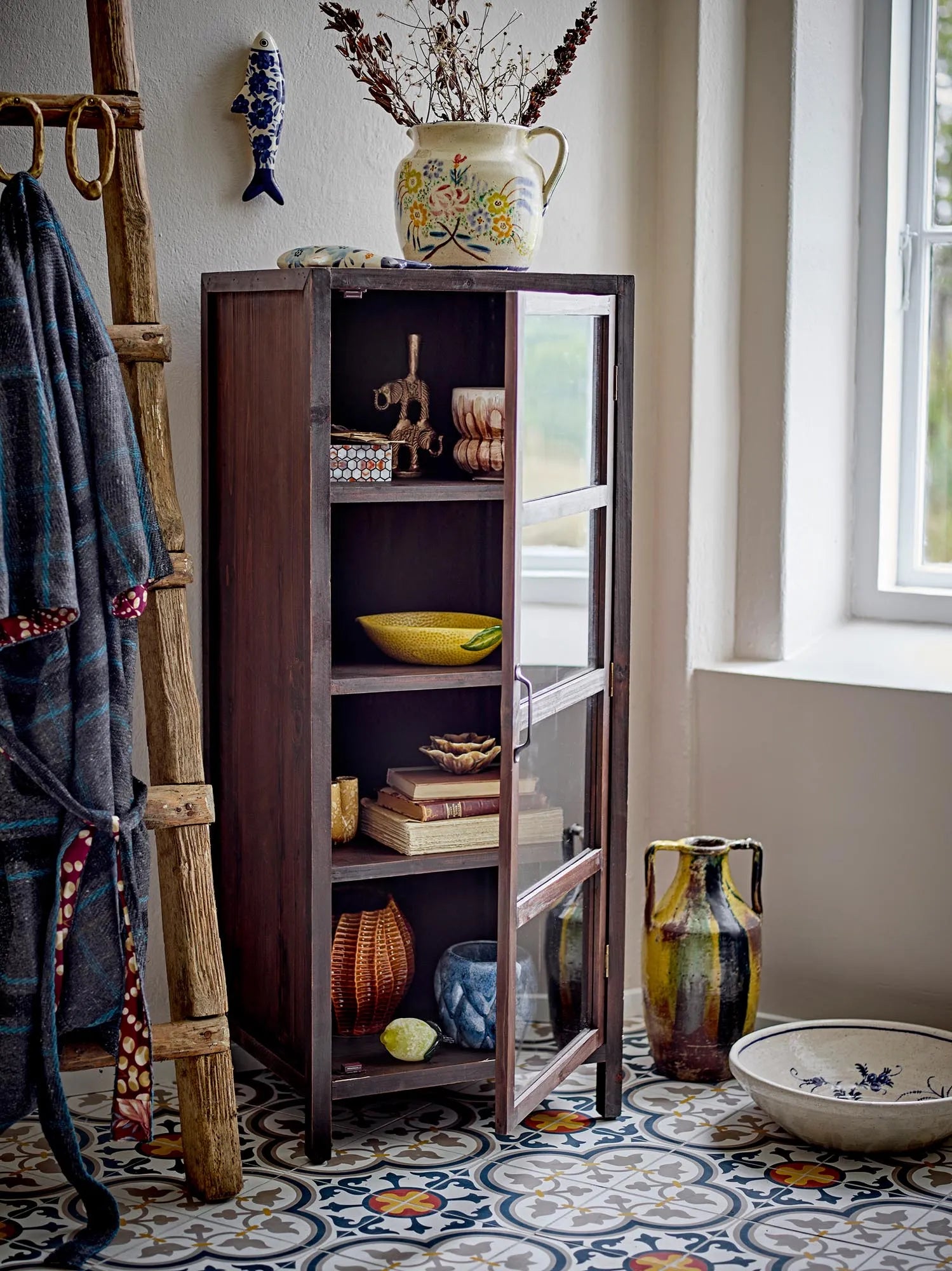 Zwei handgefertigte, blaue Steingutfische mit Blumenmotiven, die maritime Frische und künstlerische Eleganz ausstrahlen.