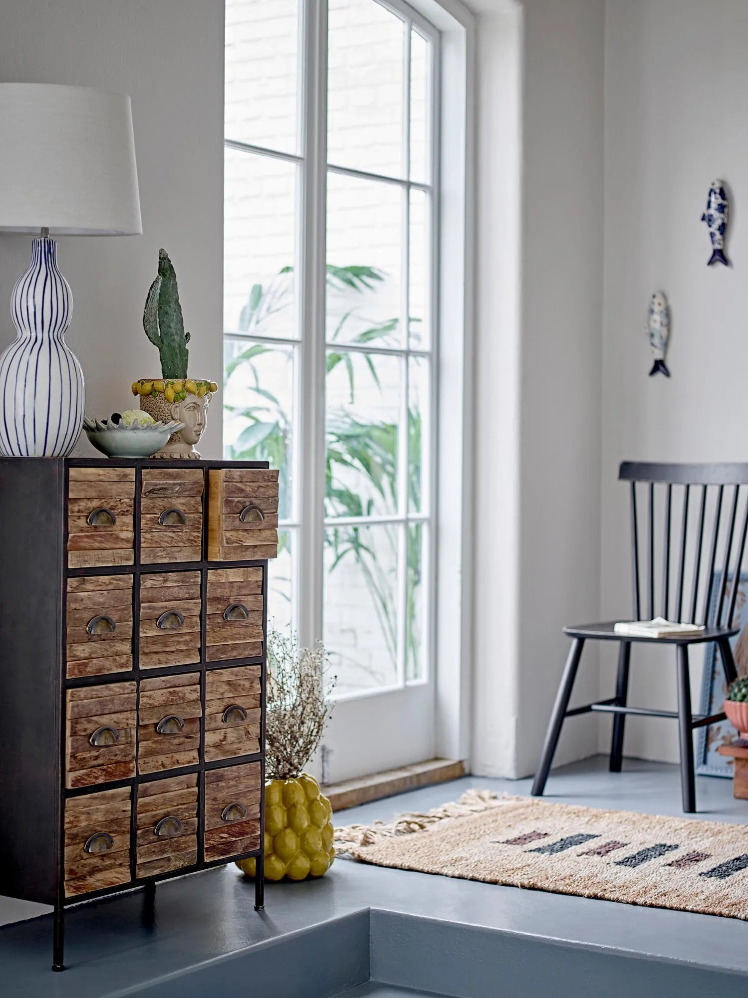 Zwei handgefertigte, blaue Steingutfische mit Blumenmotiven, die maritime Frische und künstlerische Eleganz ausstrahlen.