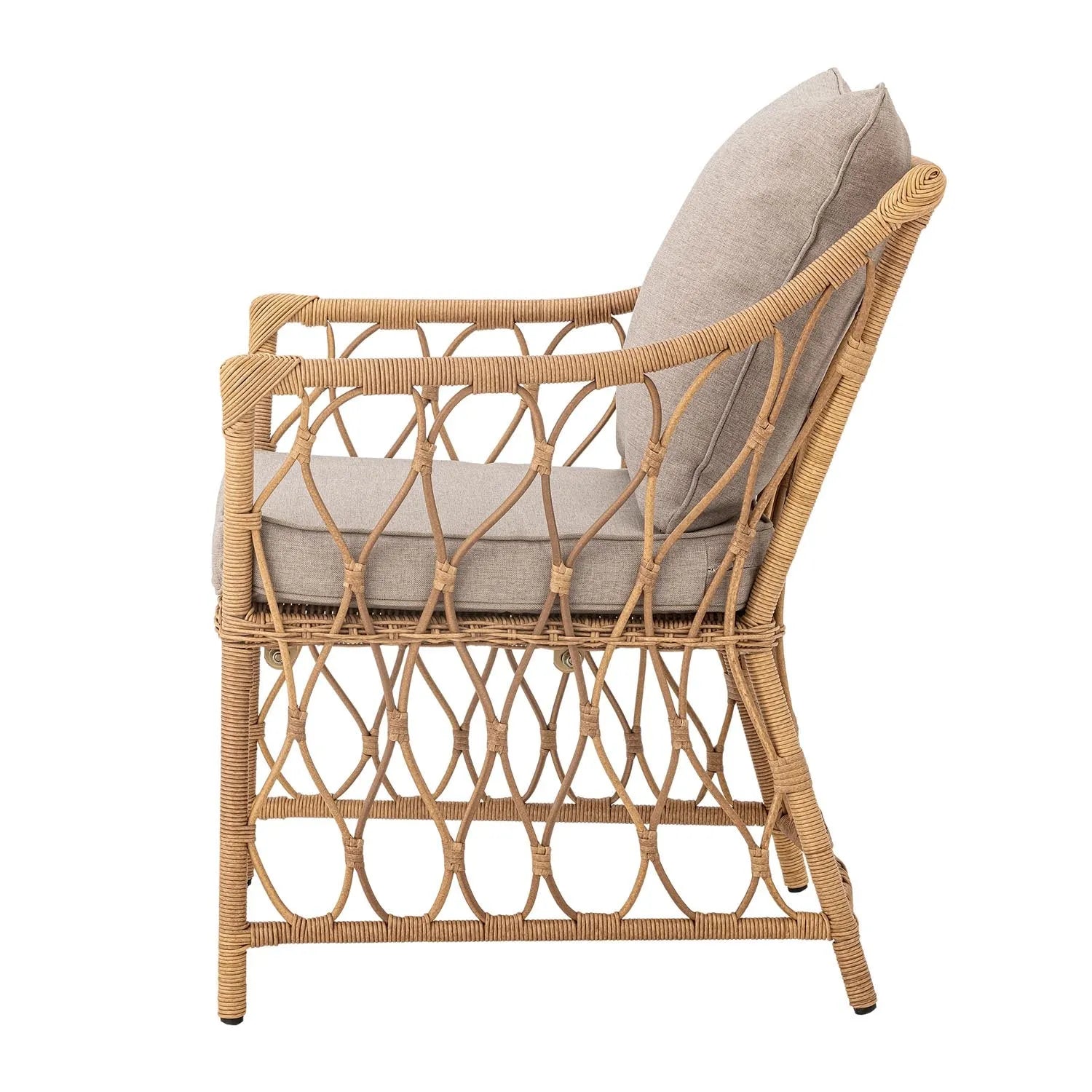 Der Belluce Loungesessel aus Polyrattan vereint modernes Design mit Funktionalität und ist ideal für drinnen und draußen.
