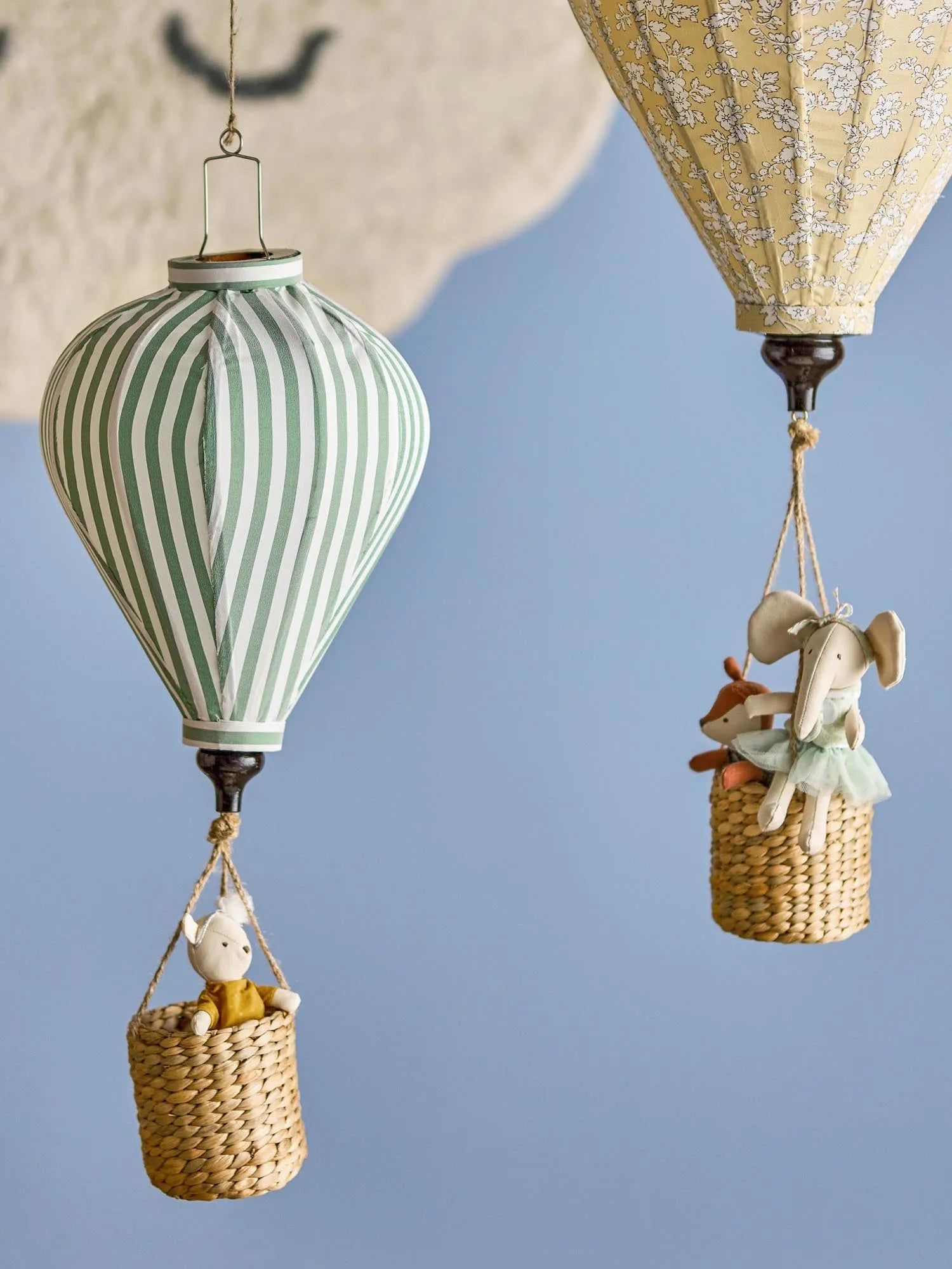 Ein zauberhaftes Heißluftballon-Mobile in sanftem Grün, das Kinderträume beflügelt und sanft im Raum schwebt.