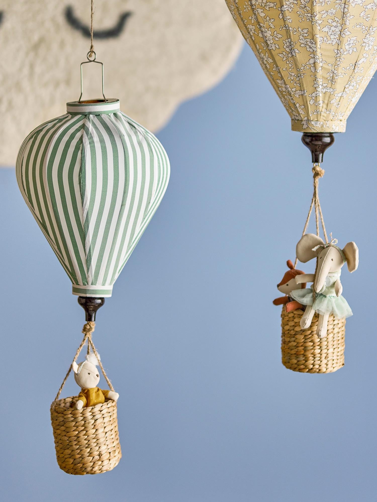 Ein charmantes, grünes Pomp Mobile aus Polyester von Bloomingville Mini, ideal zur Dekoration und für Kinderzimmer geeignet.