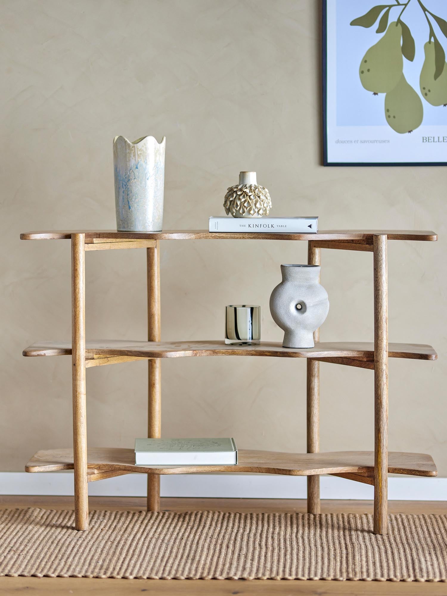 Elegantes Regal aus FSC-zertifiziertem Mango-Holz, ideal für Bücher und Deko, passt in jeden Raum.