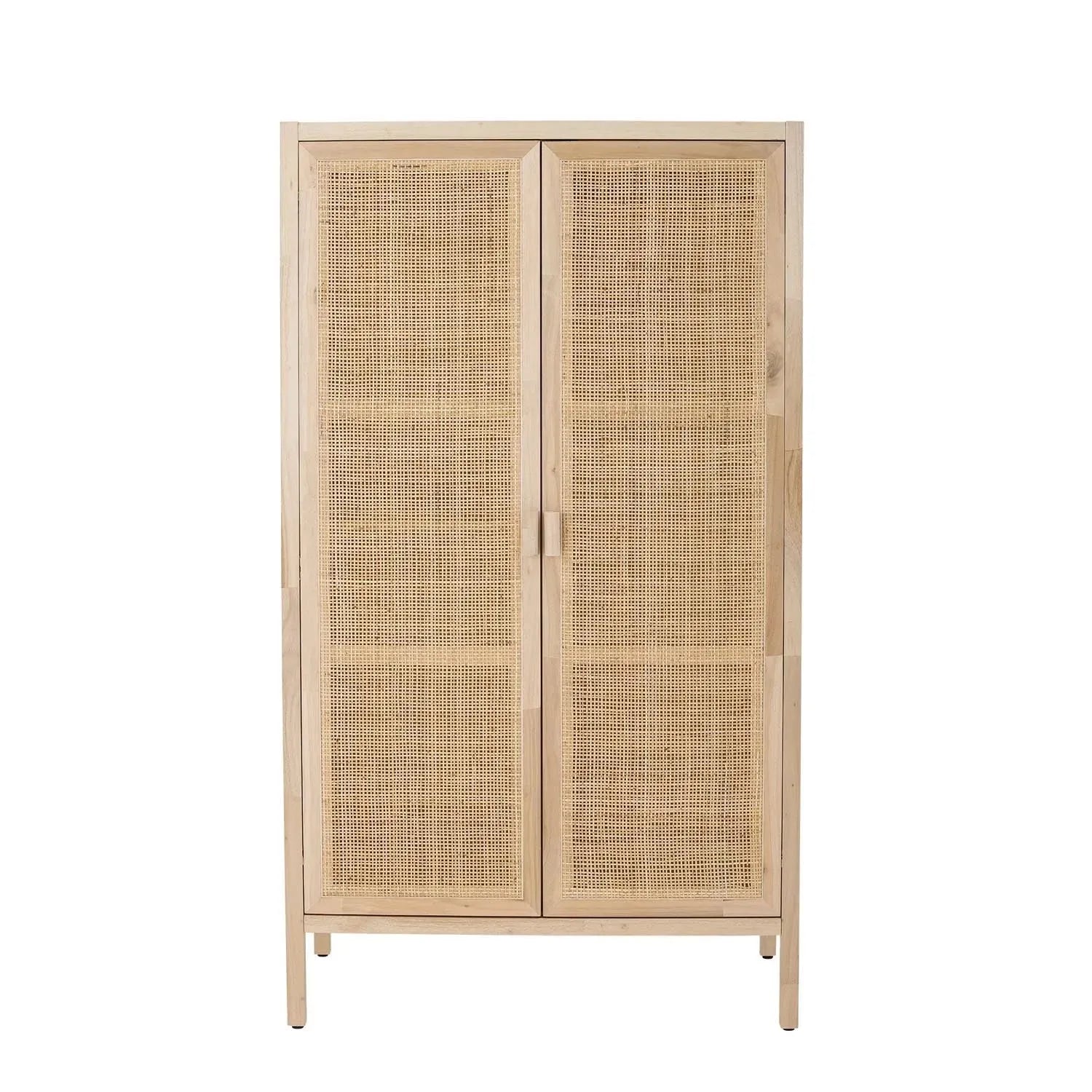 Der Marikka Kabinett von Bloomingville vereint skandinavisches Design mit Nachhaltigkeit. Aus FSC-zertifiziertem Kiefernholz und Rattan-Türen.