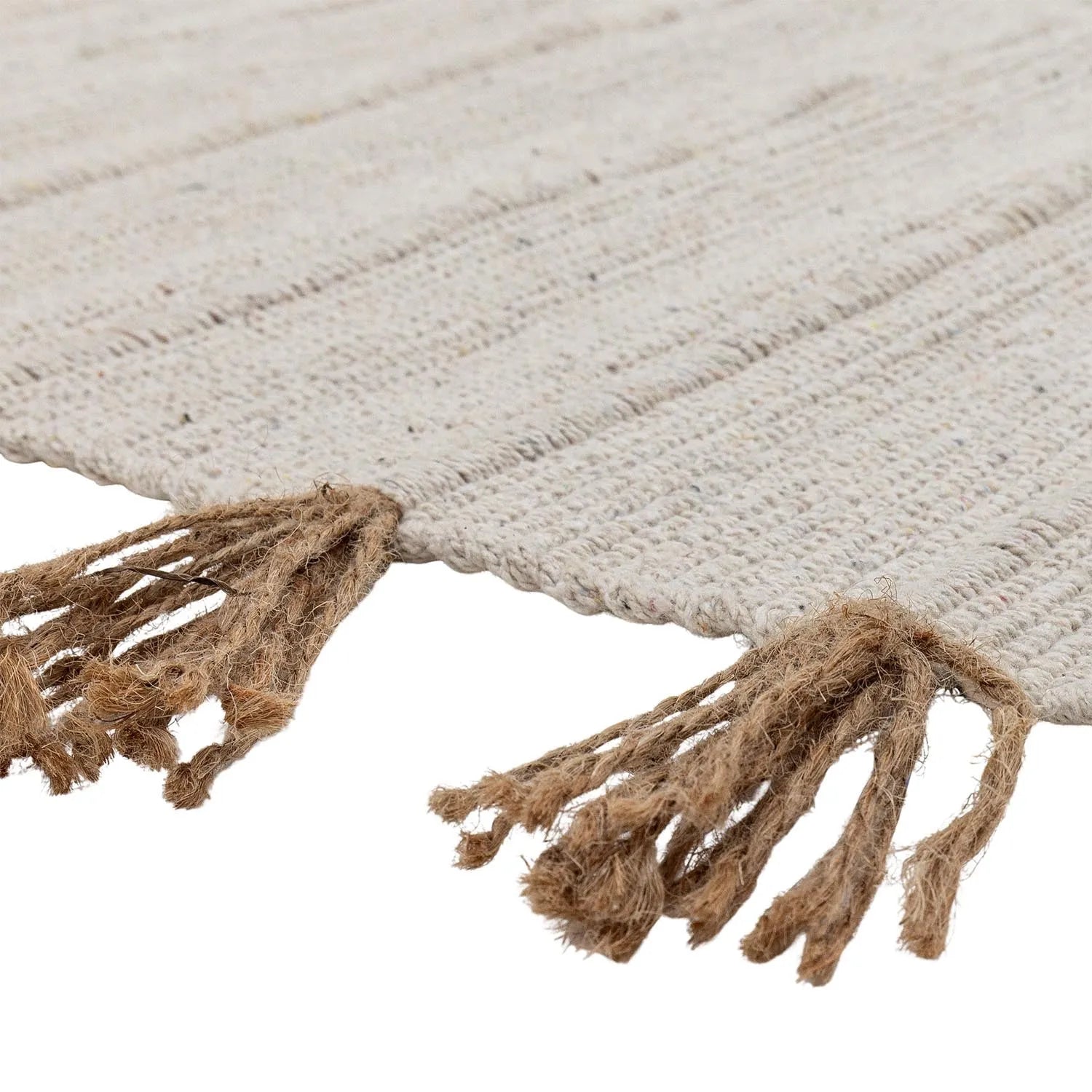 Der Avino Teppich von Bloomingville: Eleganz und Komfort in Naturtönen, aus weicher Baumwolle, ideal für jeden Wohnstil.