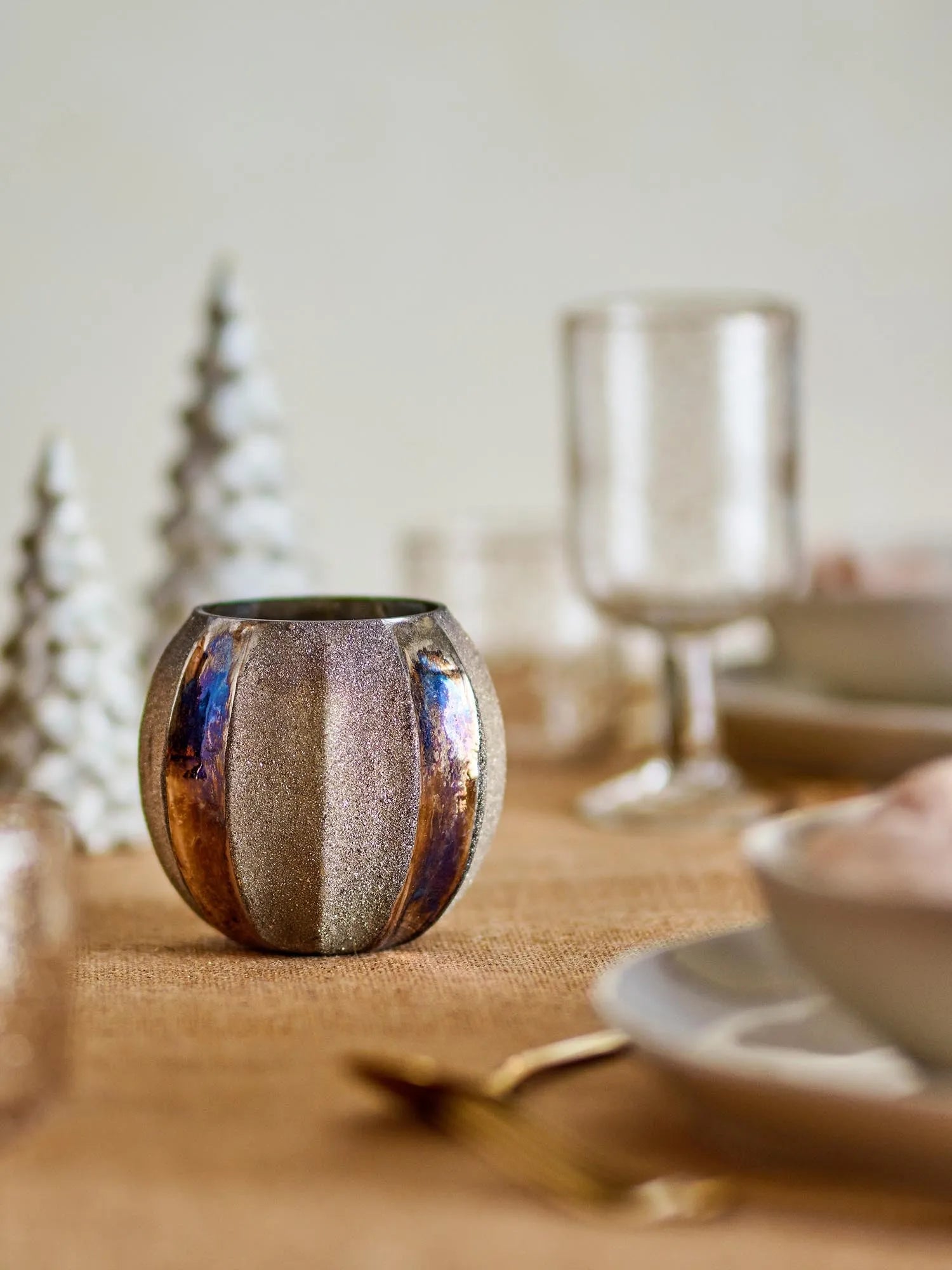 Eleganter Teelichthalter aus recyceltem Glas mit goldenen Akzenten, der Licht in schimmernde Eleganz verwandelt.