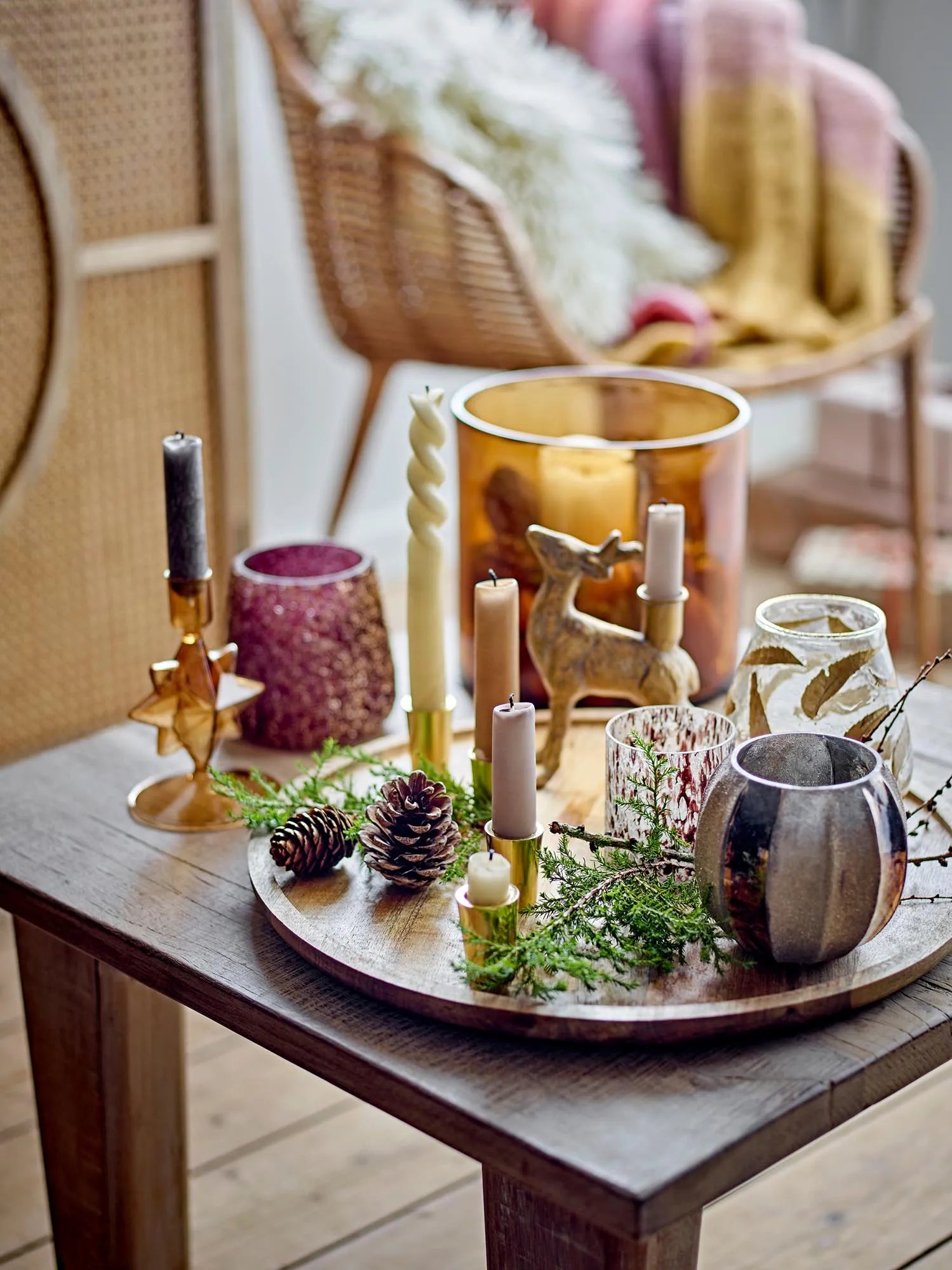 Eleganter Teelichthalter aus recyceltem Glas mit goldenen Akzenten, der Licht in schimmernde Eleganz verwandelt.