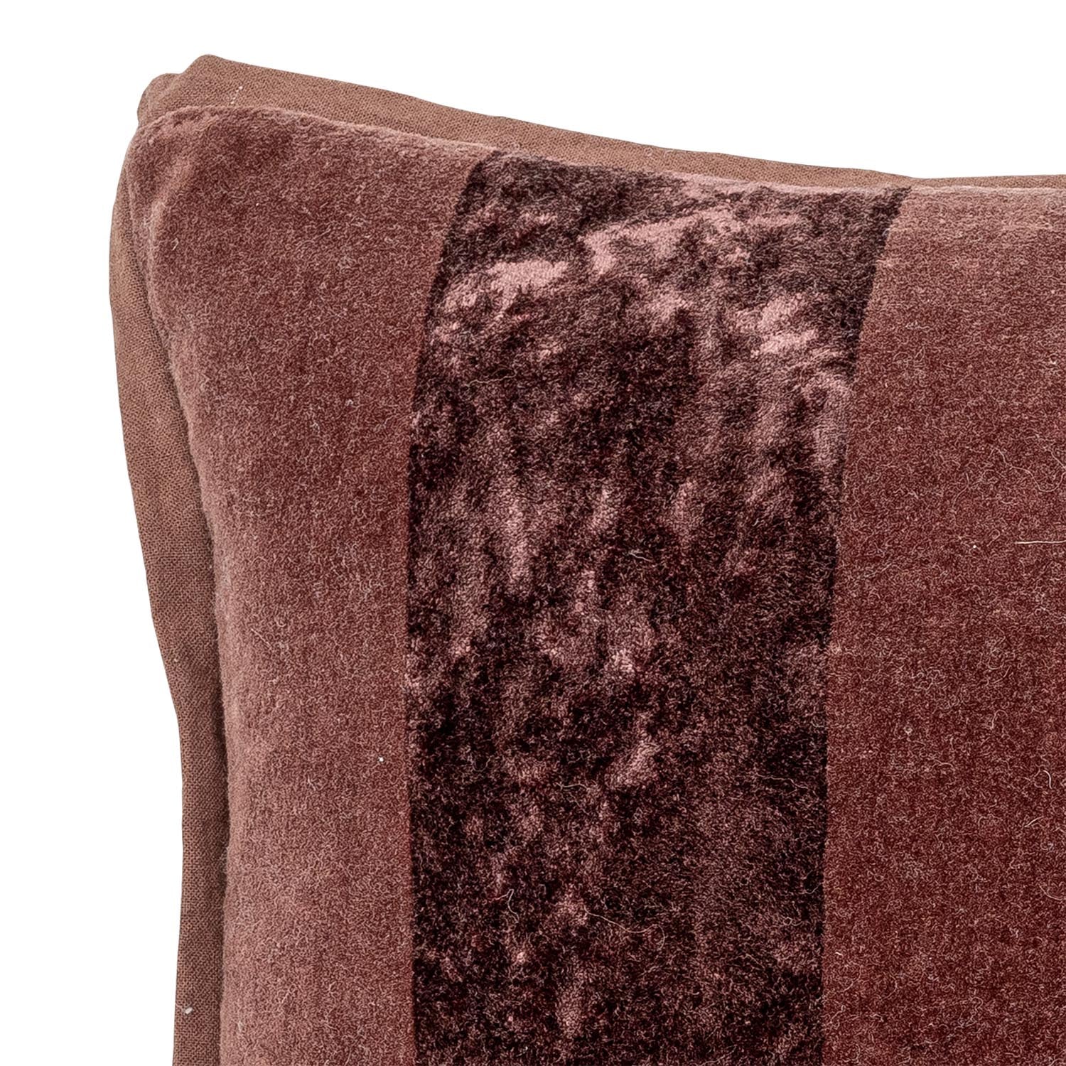 Das braune Kosar Kissen von Bloomingville aus Baumwolle bietet stilvolle Gemütlichkeit und ergänzt Ihr Zuhause perfekt.