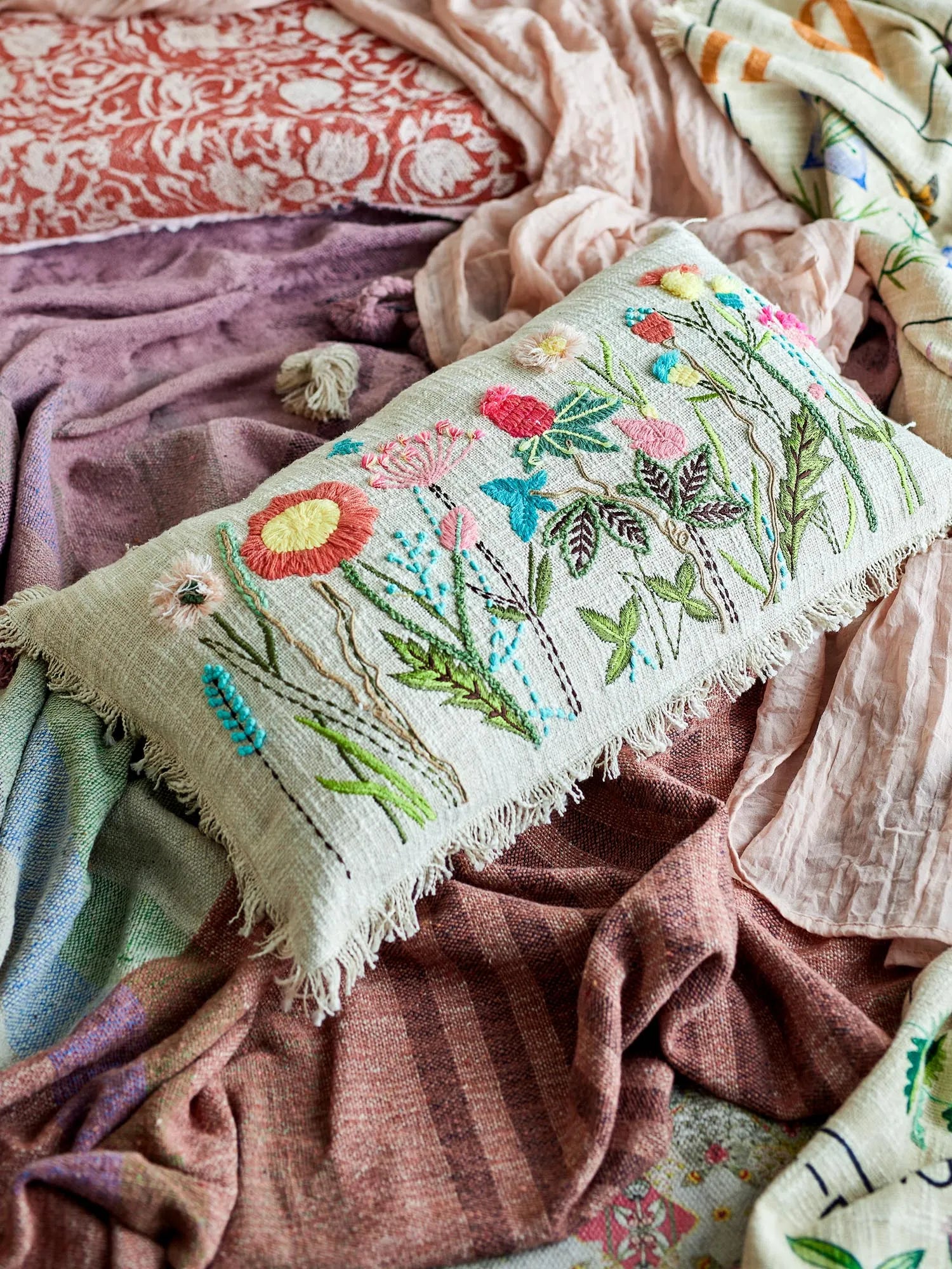 Elegantes Baumwollkissen mit kunstvoller Blumenstickerei, das Komfort und Stil in Ihr Zuhause bringt.
