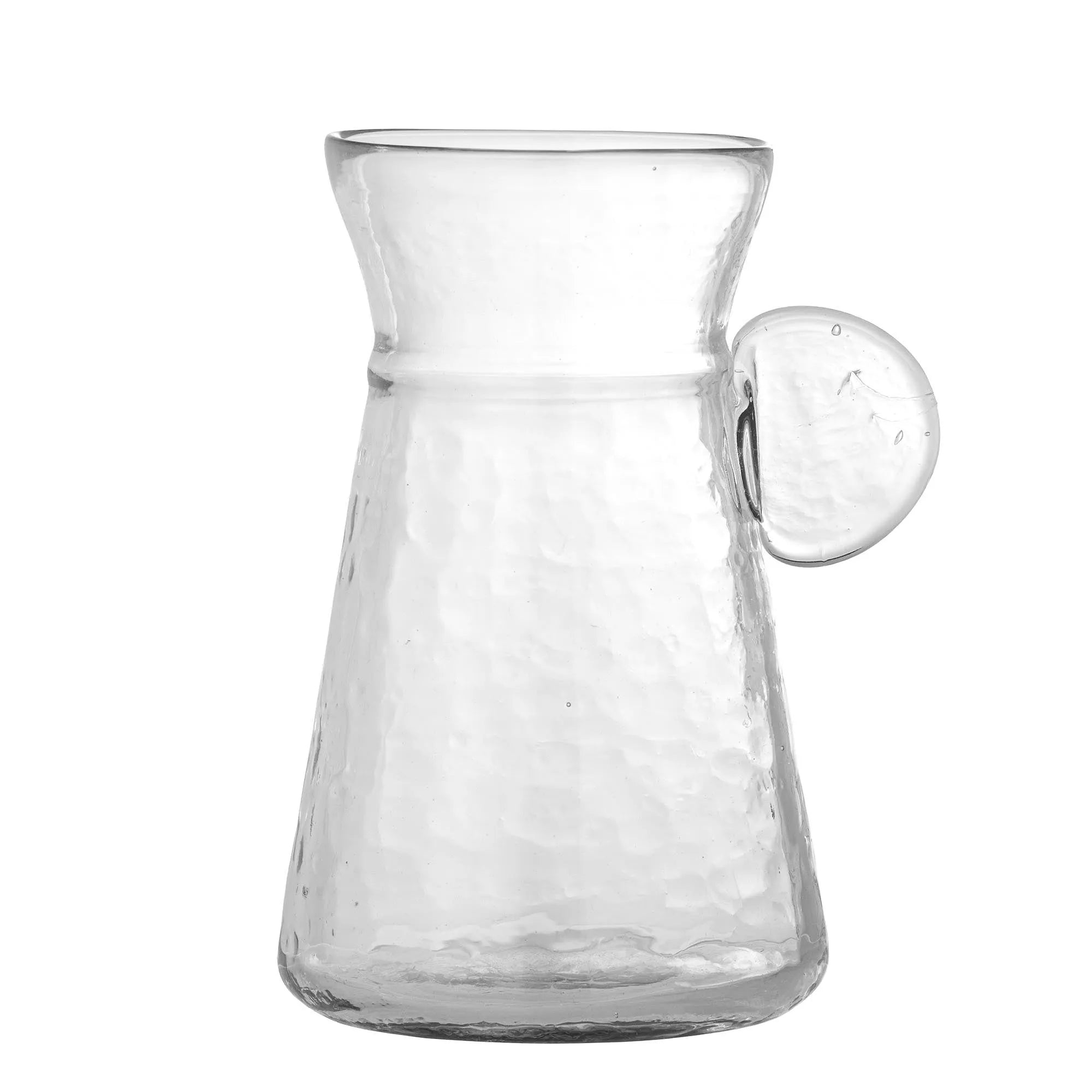 Eleganter Ellie Krug aus recyceltem Glas mit einzigartigen Luftblasen, ideal für Getränke oder als Vase. Nachhaltig und stilvoll.