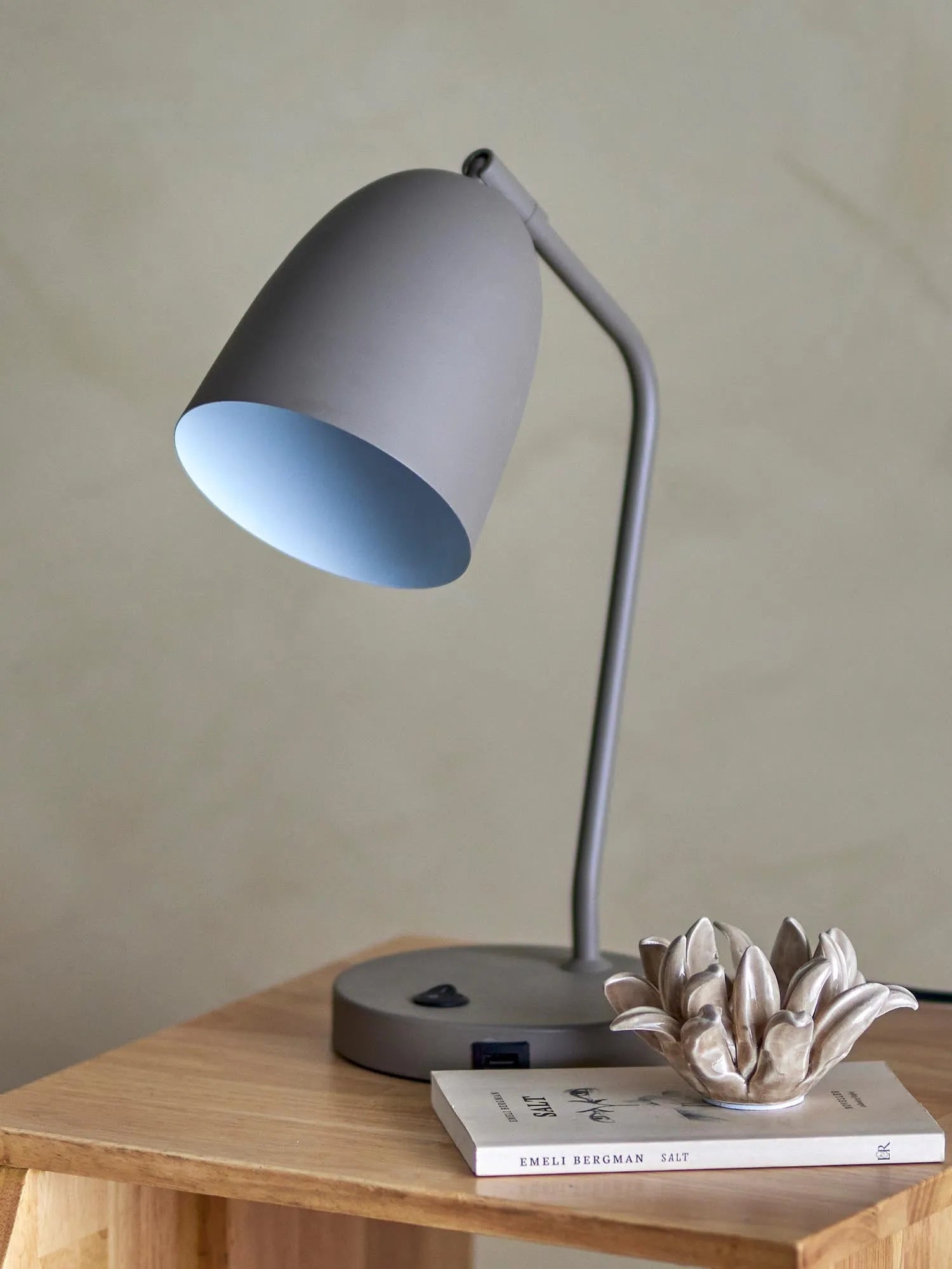 Die Lemar Tischlampe von Bloomingville vereint skandinavische Eleganz mit Funktionalität in grauem Metall für stilvolle Beleuchtung.