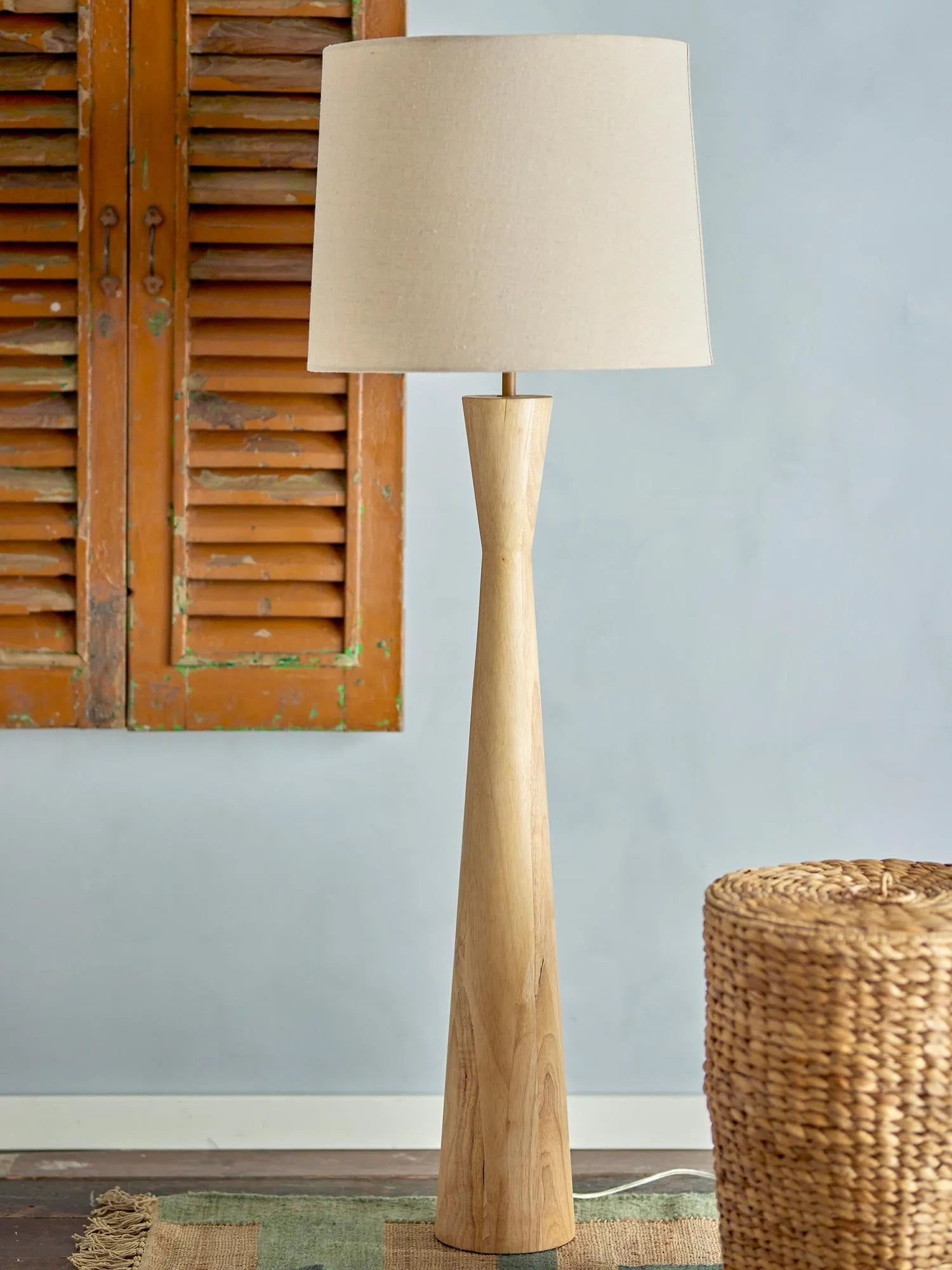 Elegante Stehlampe aus Gummibaumholz, die mit natürlichem Charme und sanftem Licht jeden Raum veredelt.