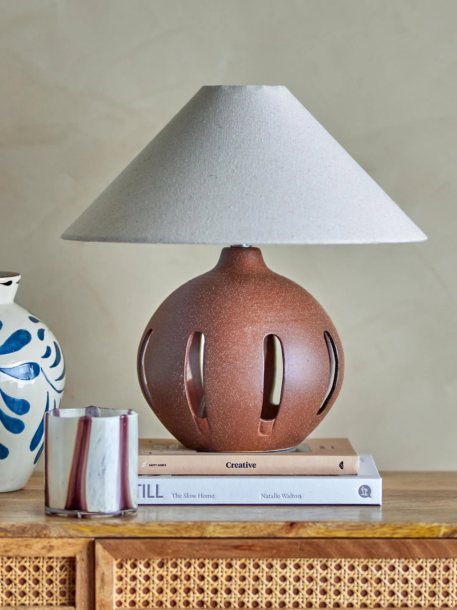 Die Liana Tischlampe von Bloomingville vereint robustes Steingut in Braun mit einem eleganten Leinenschirm für stilvolle Beleuchtung.