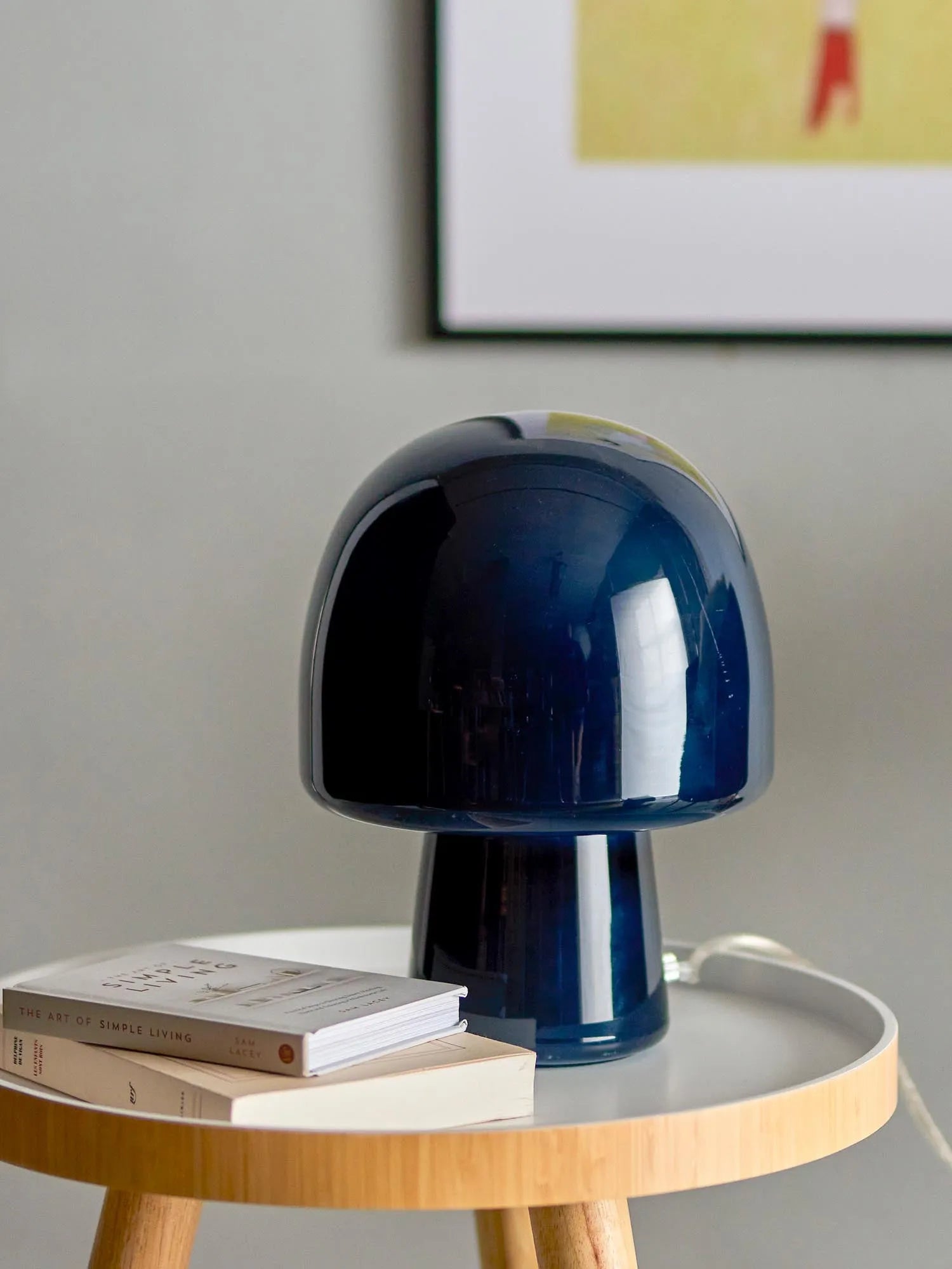 Die Paddy Tischlampe von Bloomingville: Elegantes, handgefertigtes Glasdesign in tiefem Blau, das Räume stilvoll erhellt.