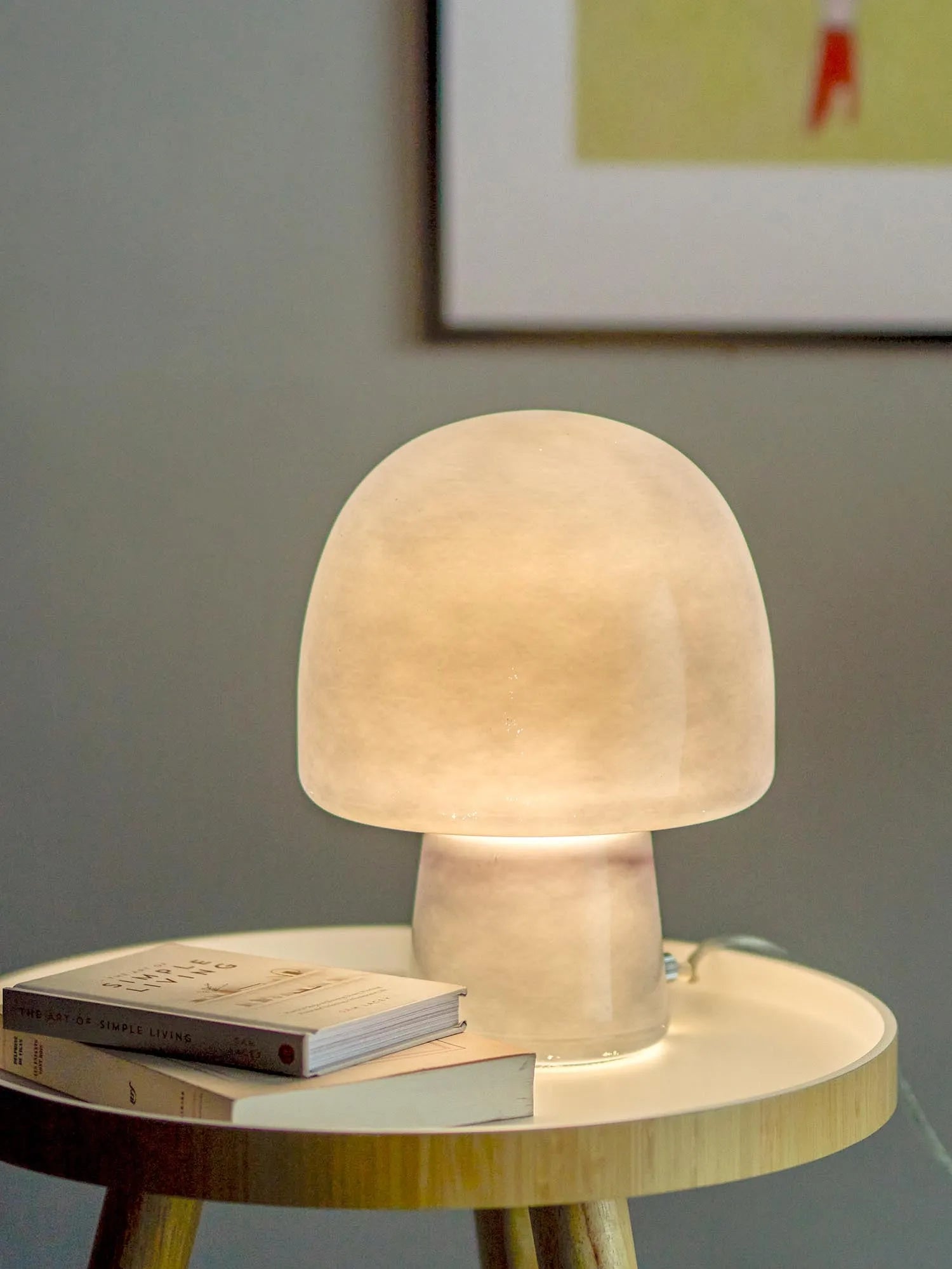 Die Paddy Tischlampe von Bloomingville: Elegantes, handgefertigtes Glasdesign in tiefem Blau, das Räume stilvoll erhellt.