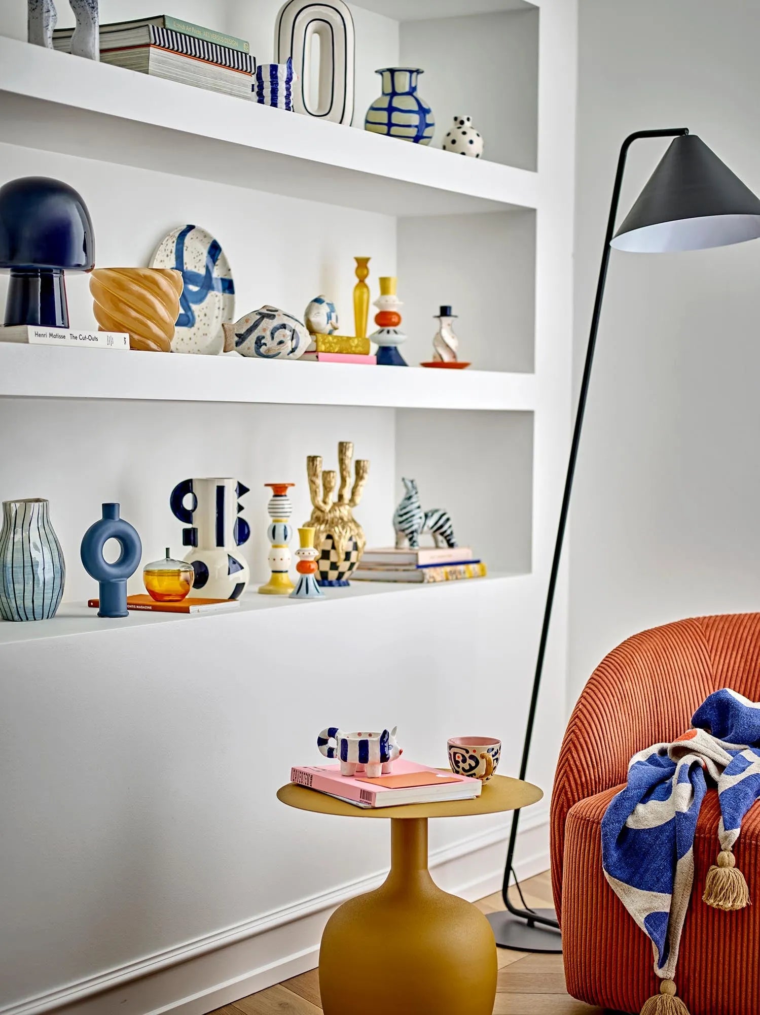 Die Paddy Tischlampe von Bloomingville: Elegantes, handgefertigtes Glasdesign in tiefem Blau, das Räume stilvoll erhellt.