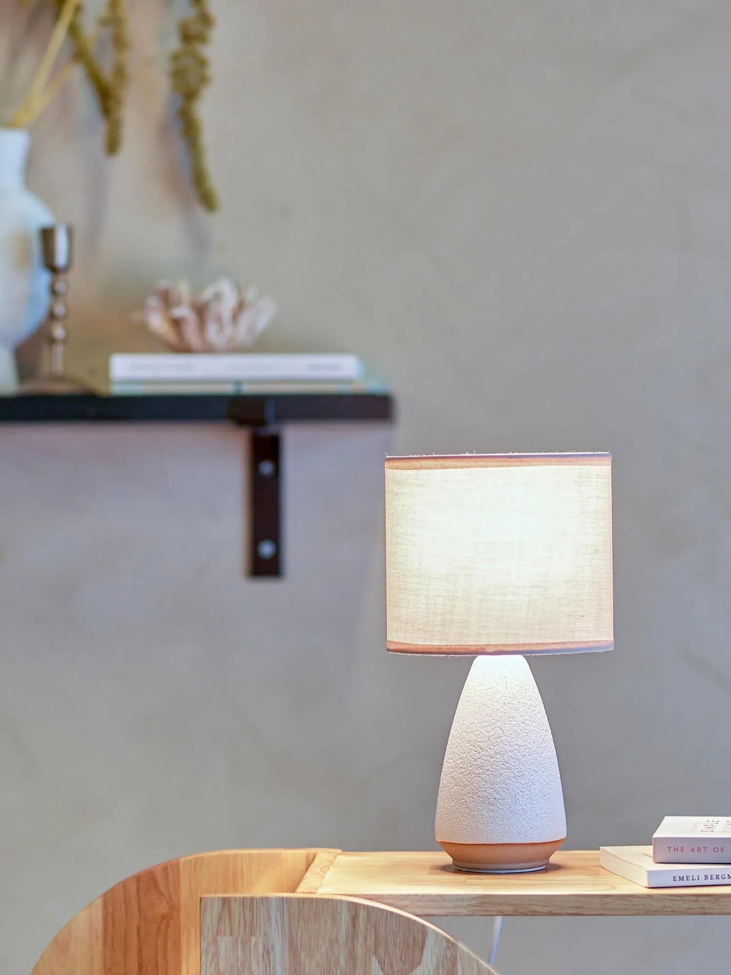 Die Paprica Tischlampe von Bloomingville vereint skandinavische Schlichtheit mit eleganter Funktionalität. Ihr Steingutfuß und der Leinenschirm schaffen eine warme, einladende Atmosphäre.