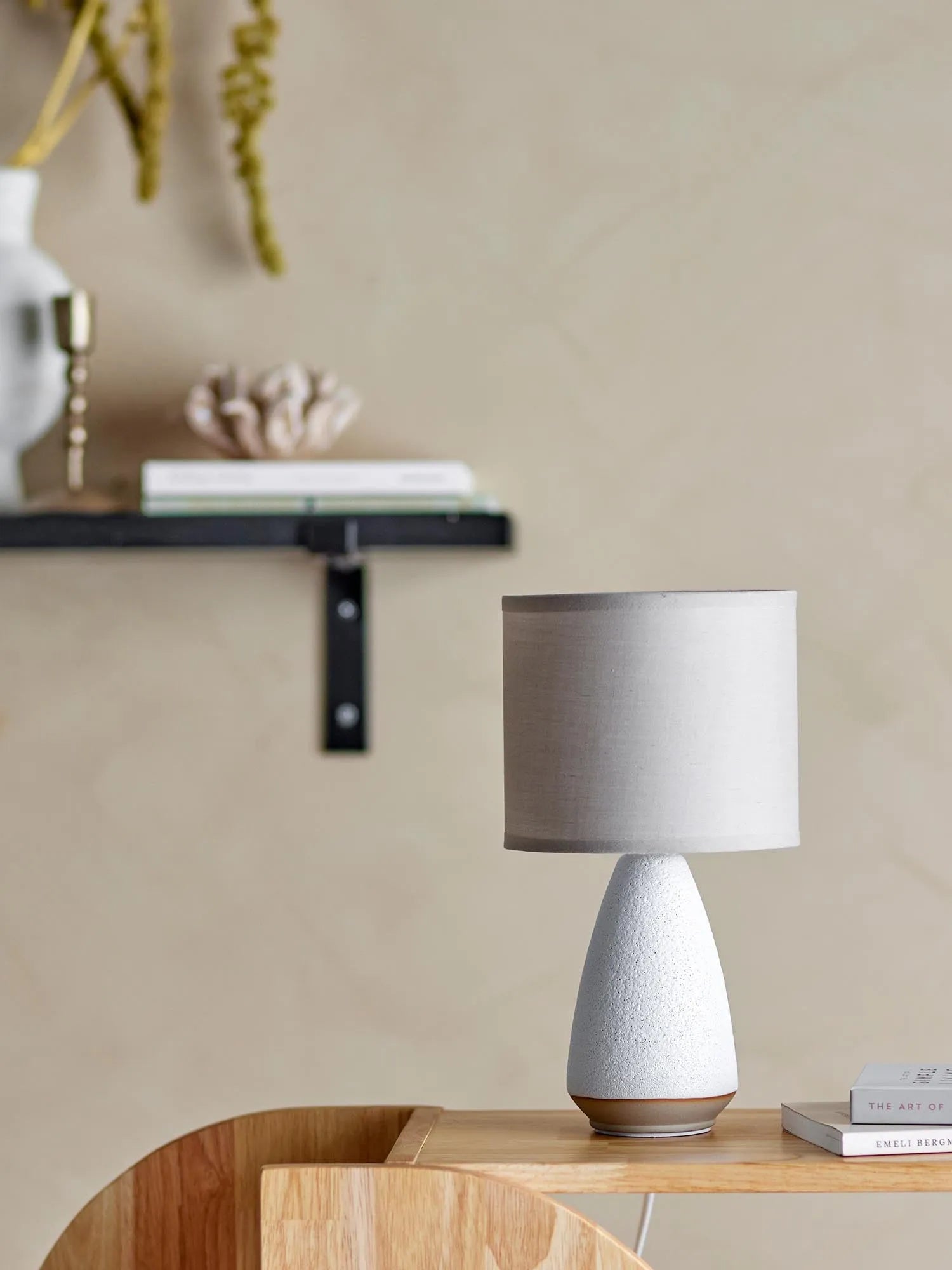 Die Paprica Tischlampe von Bloomingville vereint skandinavische Schlichtheit mit eleganter Funktionalität. Ihr Steingutfuß und der Leinenschirm schaffen eine warme, einladende Atmosphäre.