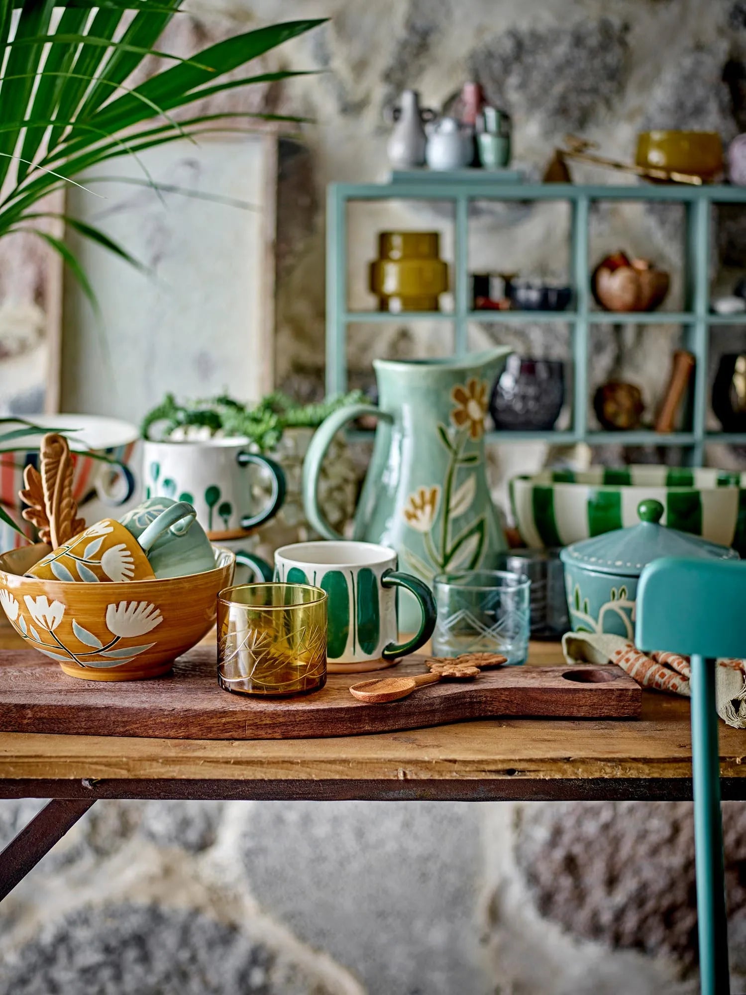 Elegantes, grünes Trinkglas aus recyceltem Glas, handgefertigt mit einzigartigem Muster für stilvolle Nachhaltigkeit.