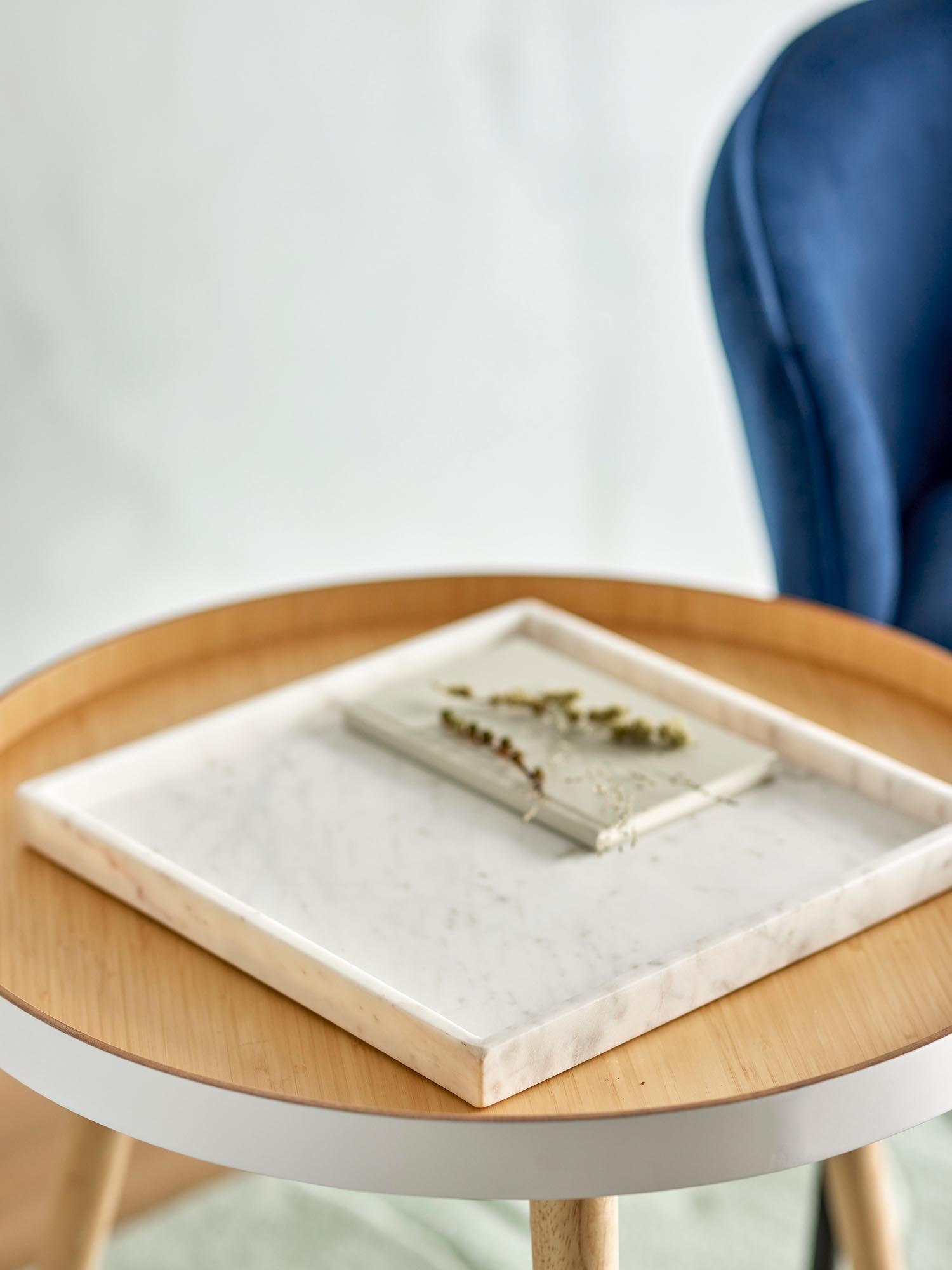 Weißes Marmor-Tablett von Bloomingville, perfekt für elegante Dekorationen und stilvolle Präsentationen in Ihrem Zuhause.
