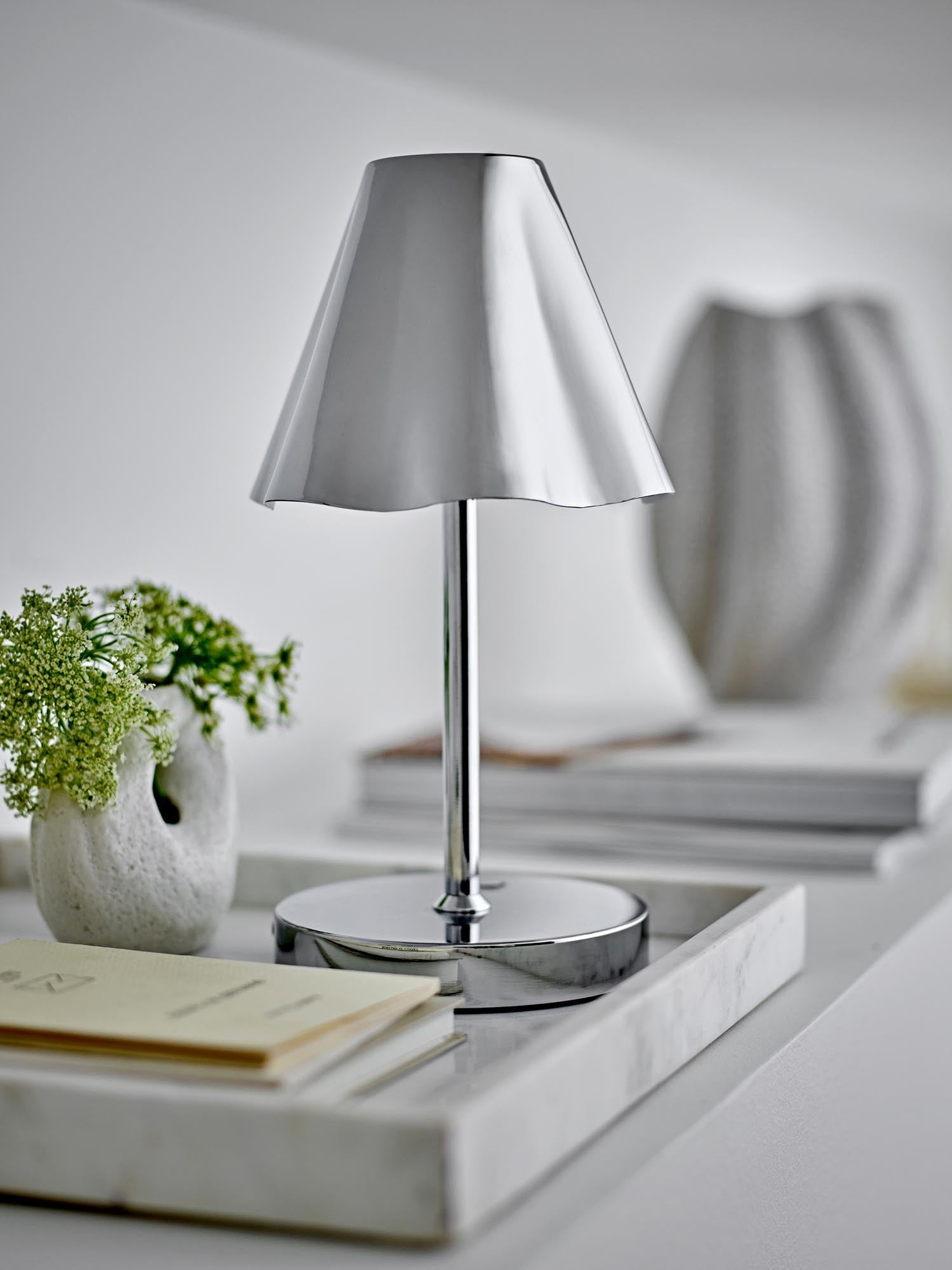 Weißes Marmor-Tablett von Bloomingville, perfekt für elegante Dekorationen und stilvolle Präsentationen in Ihrem Zuhause.