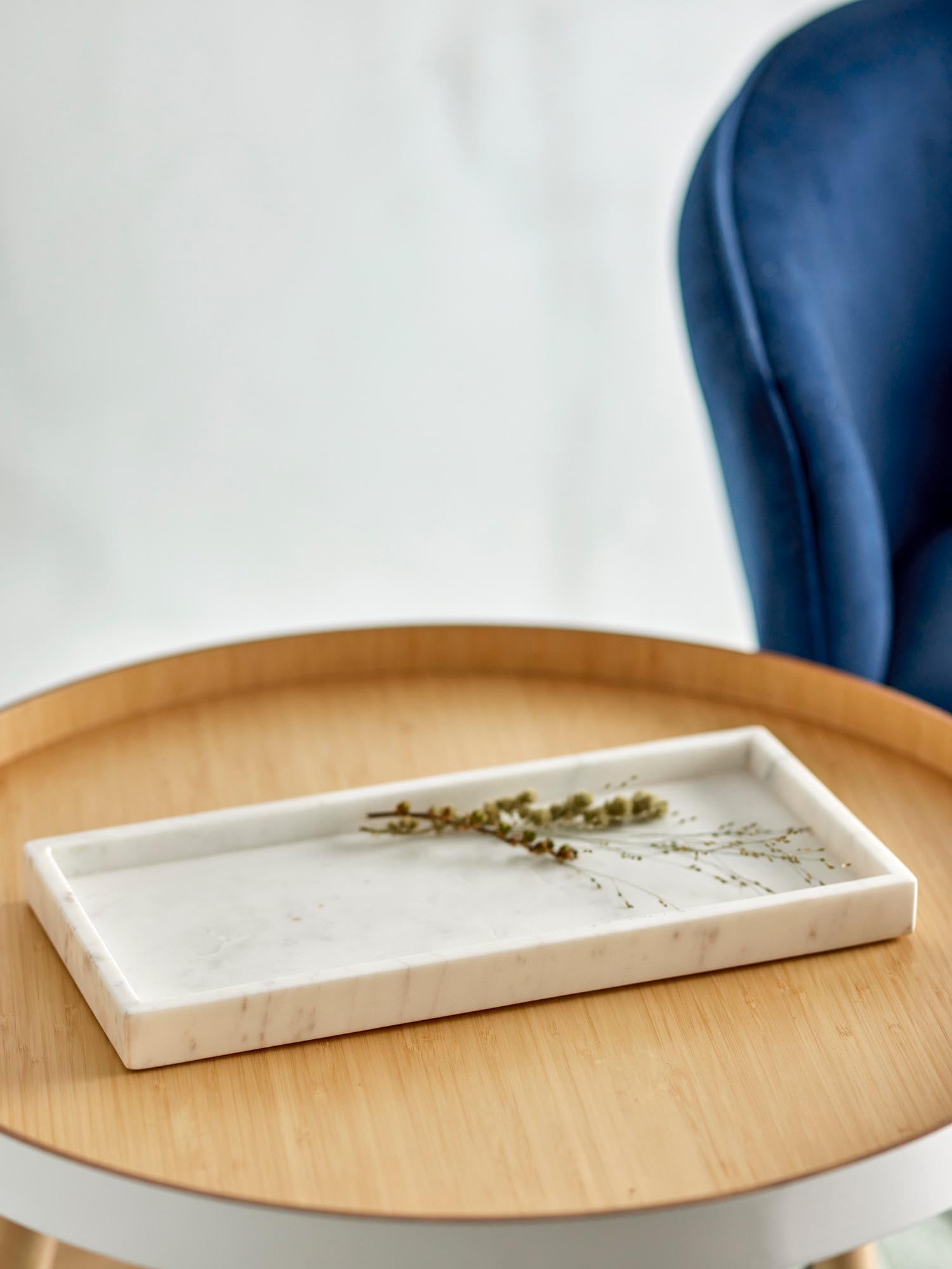 Weißes Marmor-Tablett von Bloomingville, perfekt für elegante Dekorationen und stilvolle Präsentationen in Ihrem Zuhause.