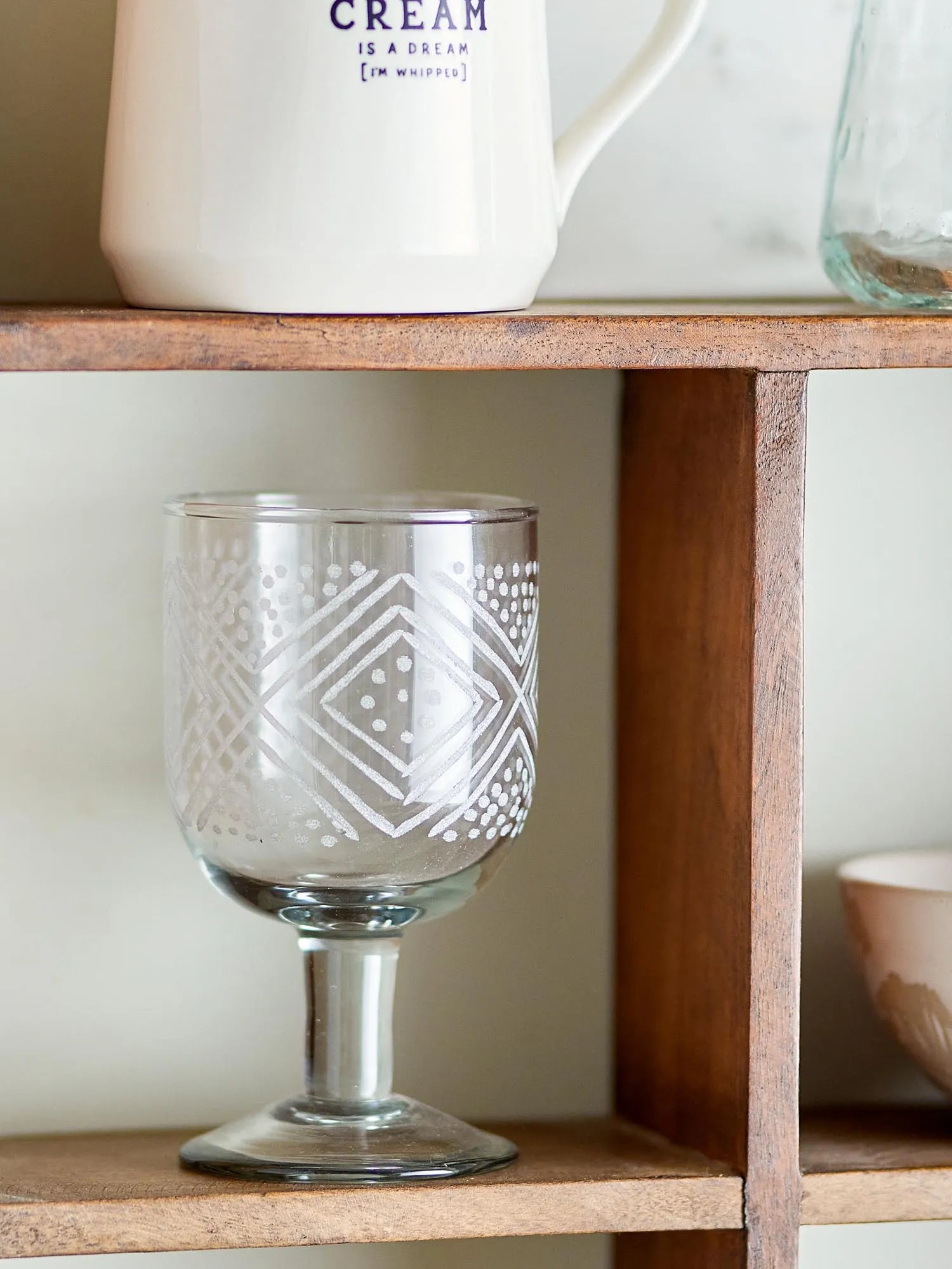 Elegantes Weinglas aus recyceltem Glas mit handgraviertem Muster, das Nachhaltigkeit und Stil vereint.