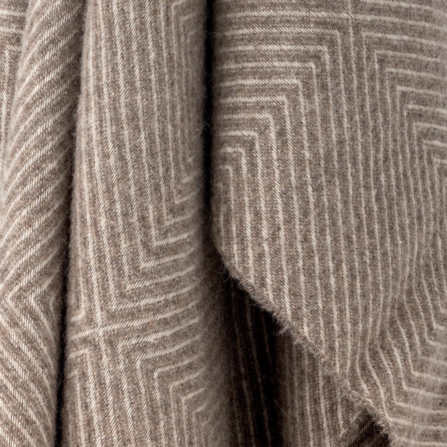 Die Hoshi Decke von Bloomingville aus brauner Merinowolle bietet luxuriösen Komfort und stilvolles Design für Ihr Zuhause.
