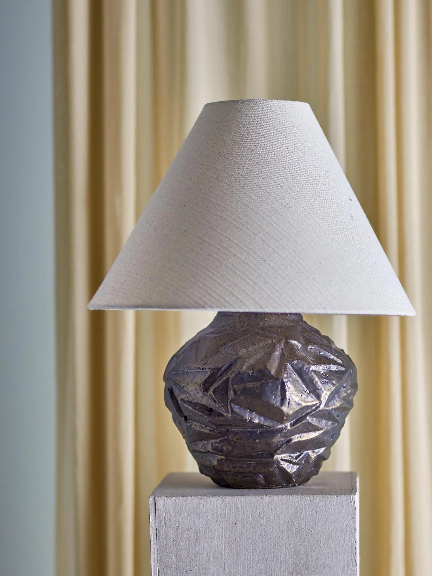Die Carolla Tischlampe von Bloomingville vereint skandinavische Eleganz mit robuster Steingutbasis und stilvollem, beigem Schirm.