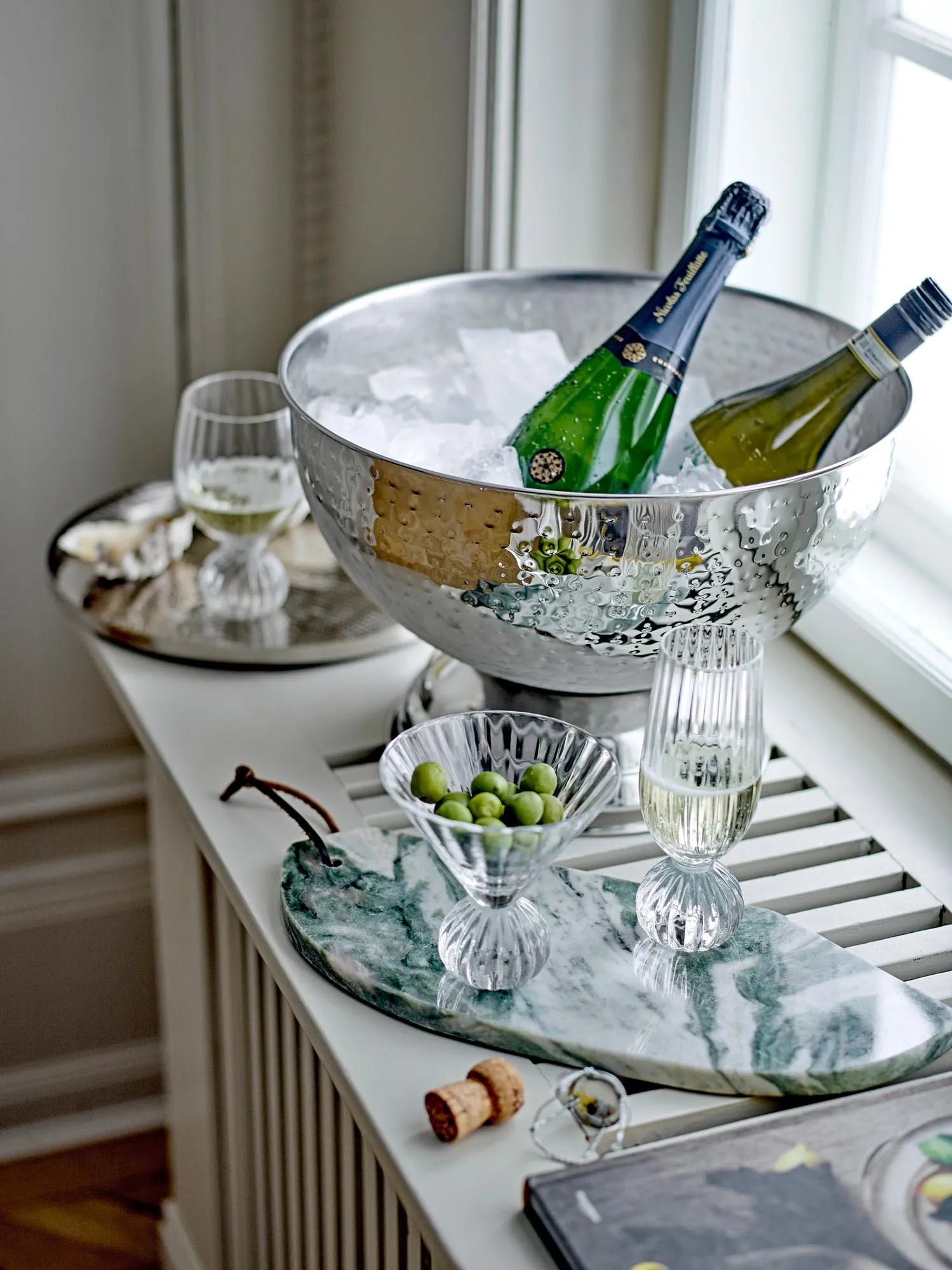 Elegante Champagnerschale aus Edelstahl mit geprägtem Muster, ideal für stilvolle Anlässe und langlebige Nutzung.