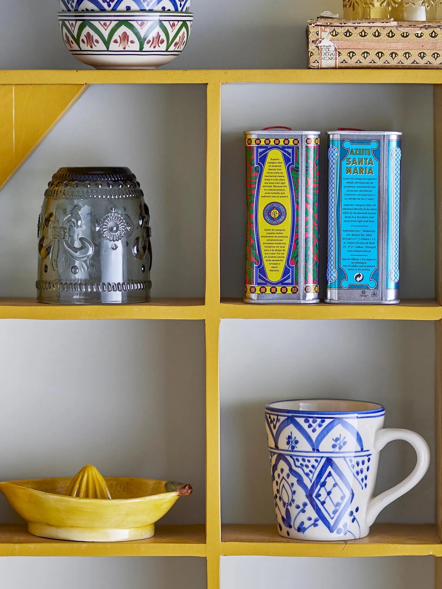 Elegante Steingut-Tasse in tiefem Blau, inspiriert vom Mittelmeer, handgefertigt für ein einzigartiges Trinkerlebnis.